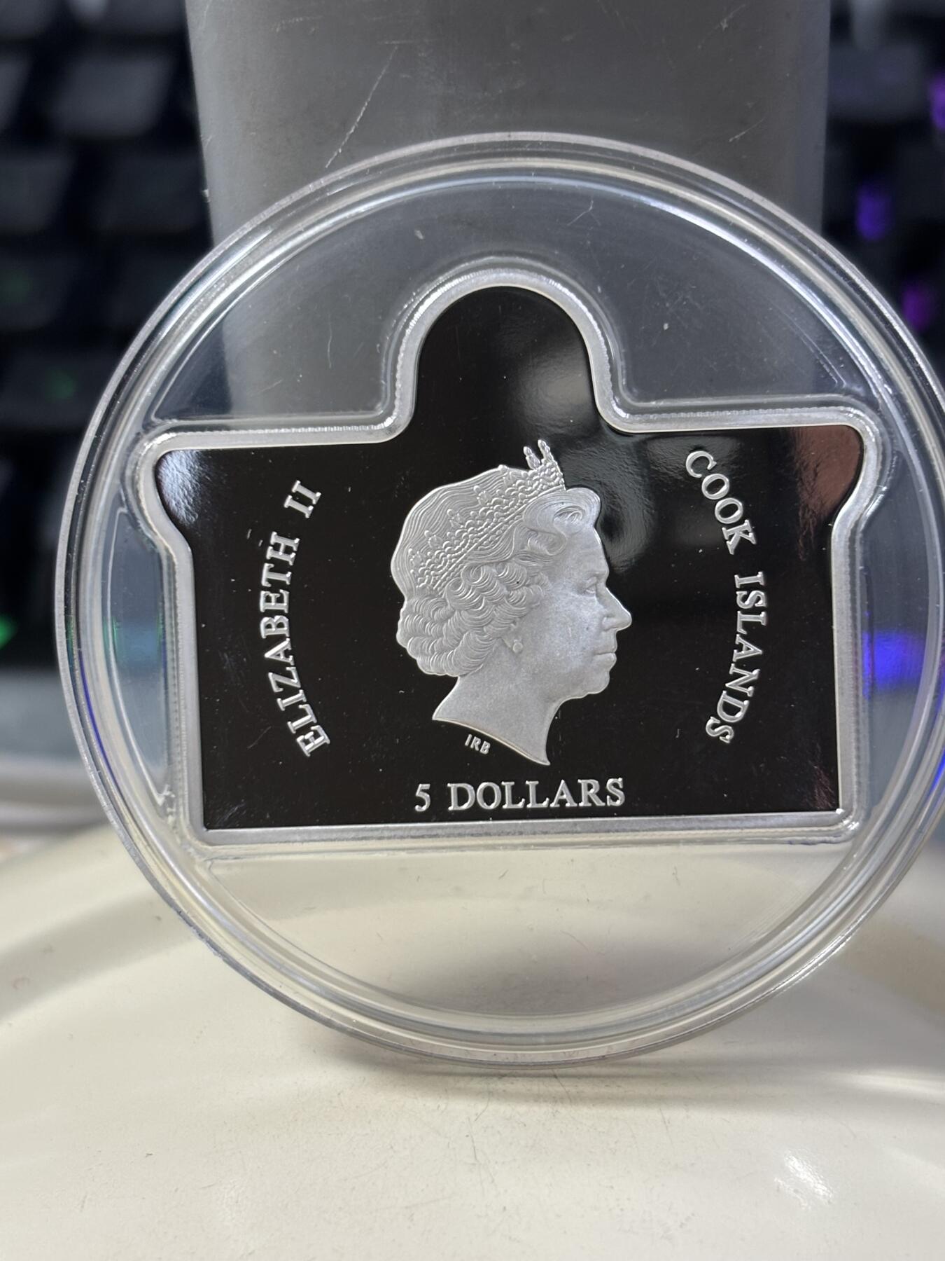 第185期拍卖 库克2011年教皇访问德国异形镶嵌水晶镀金银币，925银，25克，发行5000枚