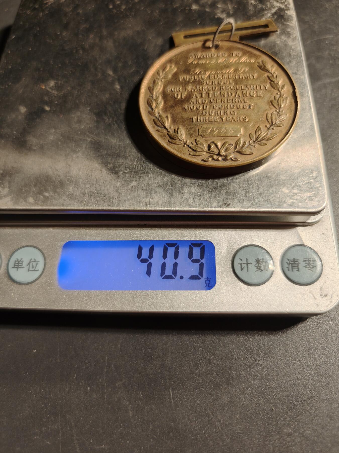 老王徽章第169期 1899年英国公立小学出勤铜奖者     直径44mm.    重量40.9g