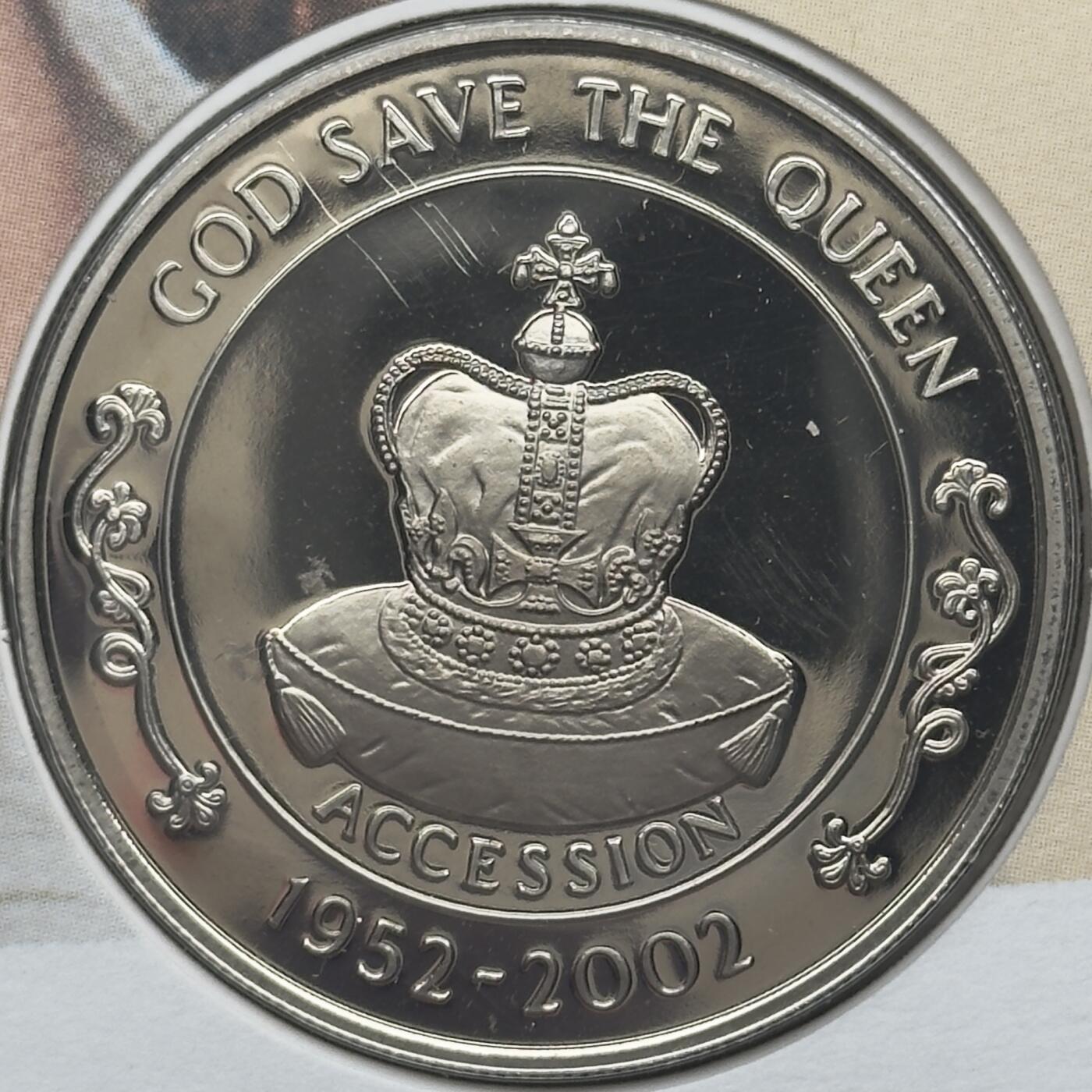 ＜小葵钱铺＞第67期·克朗币·银币场·满200包邮，不寄存·12月15日发货 〈邮币封〉圣赫勒拿2002年女王金禧纪念·皇冠50便士克朗型纪念币