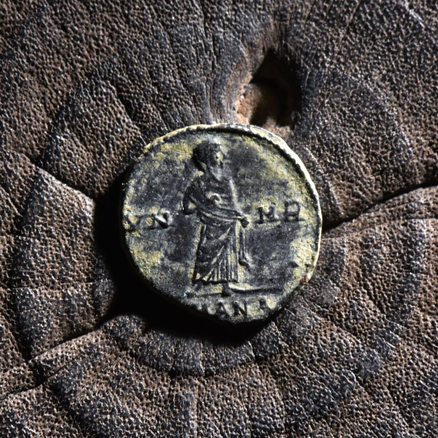 【良泉】【元旦直播场】1月1日晚19.30点开拍！208组西方古代钱币、日本朝鲜花钱 【美品】公元347-348年【古罗马】君士坦丁大帝“站像版”追思币，安条克造币厂，1.49克