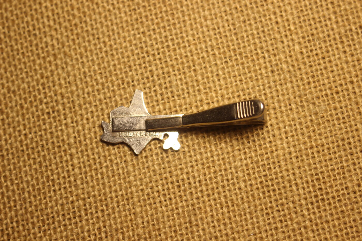 陆自某纪念领带夹，库存品相