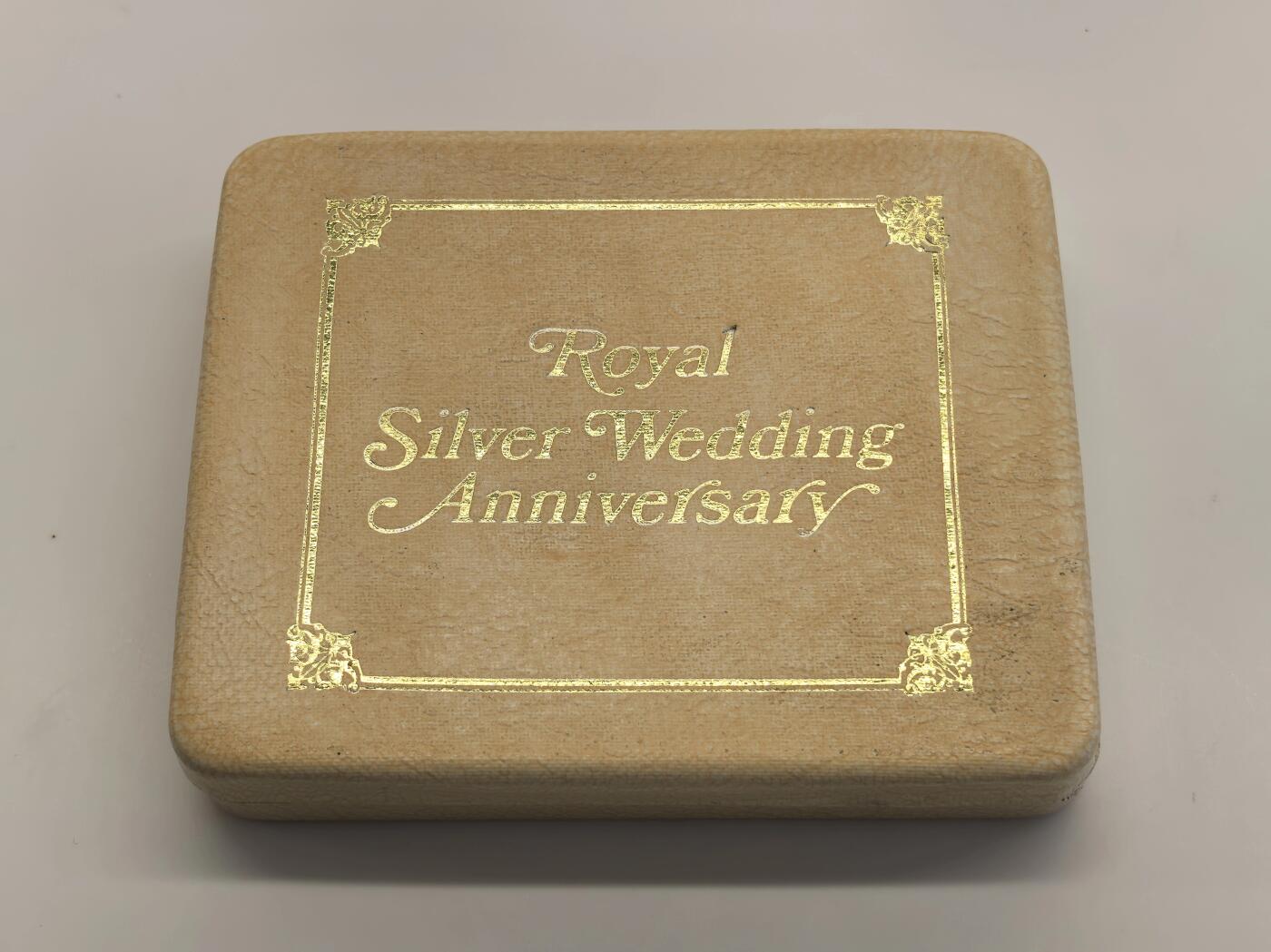 博洋堂世界钱币拍卖第151期（全场包邮） 英国1972年伊丽莎白女王和菲利普亲王银婚纪念金银纪念章 原盒证书（金26.6克，22K金，24.4克纯金，今日金价23400，银26.5克）发行量2000套 此枚编号1920