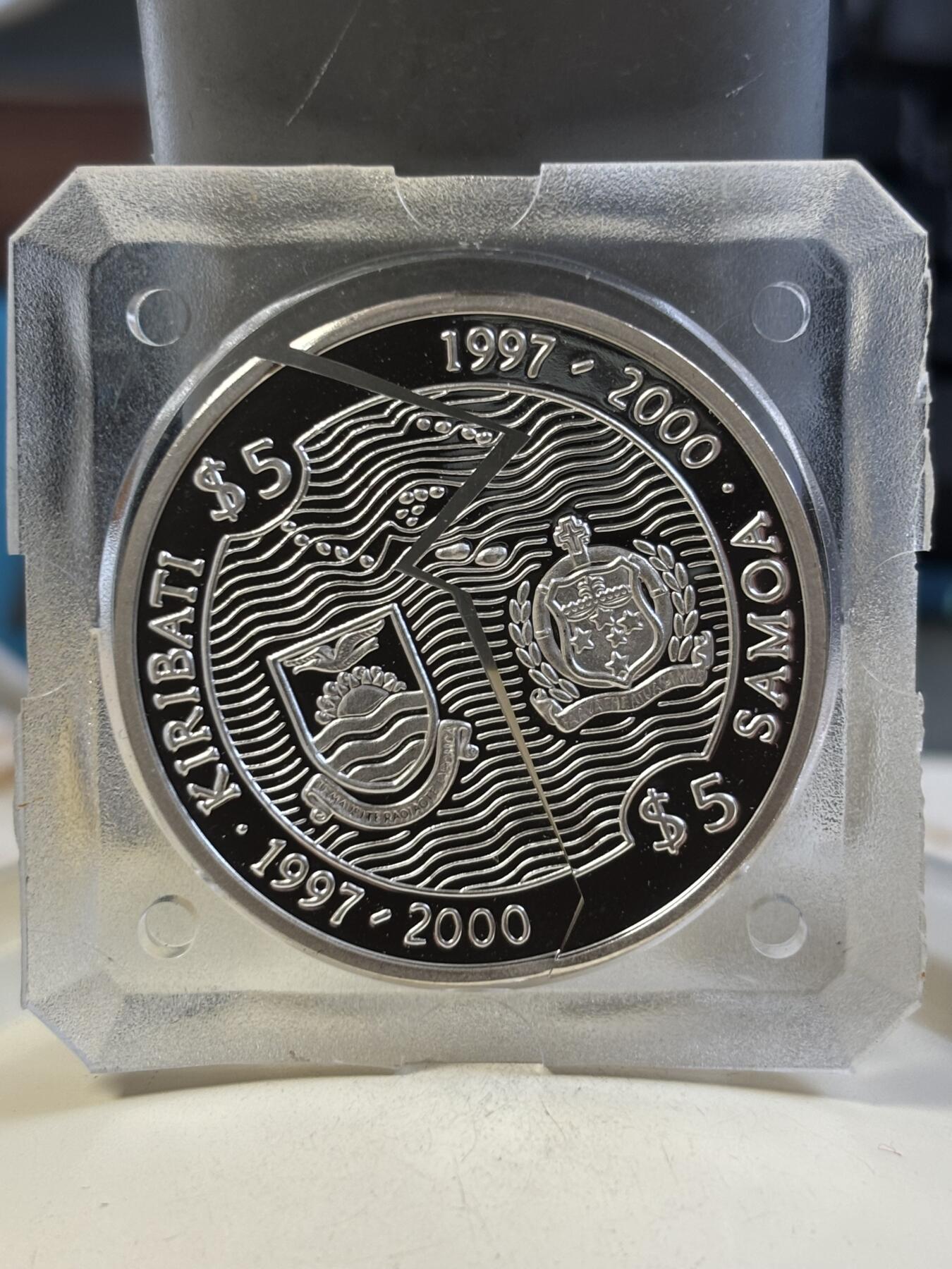 第185期拍卖 基里巴斯和萨摩亚1997-2000年千禧年分割纪念银币，925银，1盎司