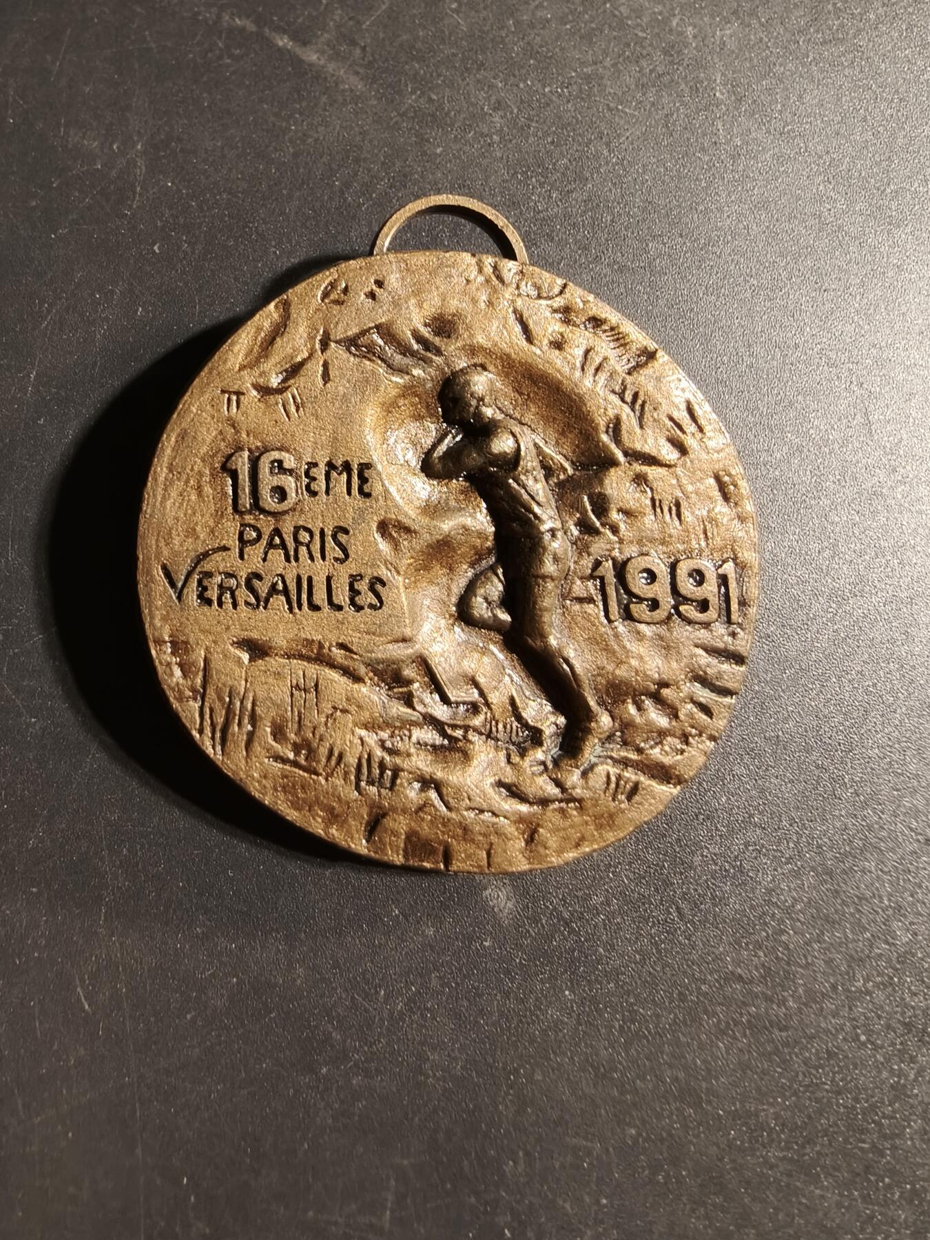 老王徽章第169期 法国1991年第16届巴黎-凡尔赛长跑比赛铜奖者    这项比赛，也被称为“经典长跑”，每年在巴黎和凡尔赛之间举行，全程约16公里。 该奖章正面纪念了著名作曲家莫扎特逝世200周年     直径50mm.     重量42.7g