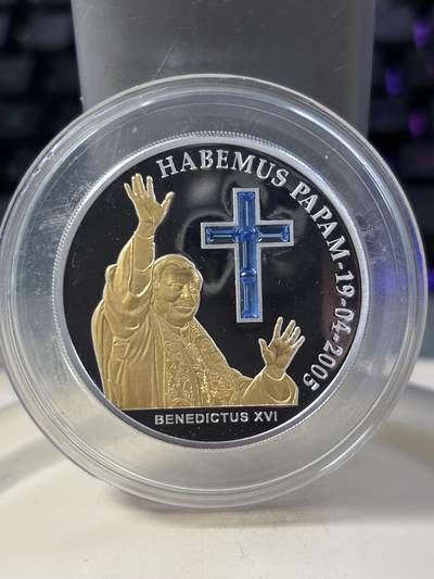 第185期拍卖 - 安道尔2005年梵蒂冈加冕镀金镶水晶银币，925银镀金，25克，塑料盒有瑕疵