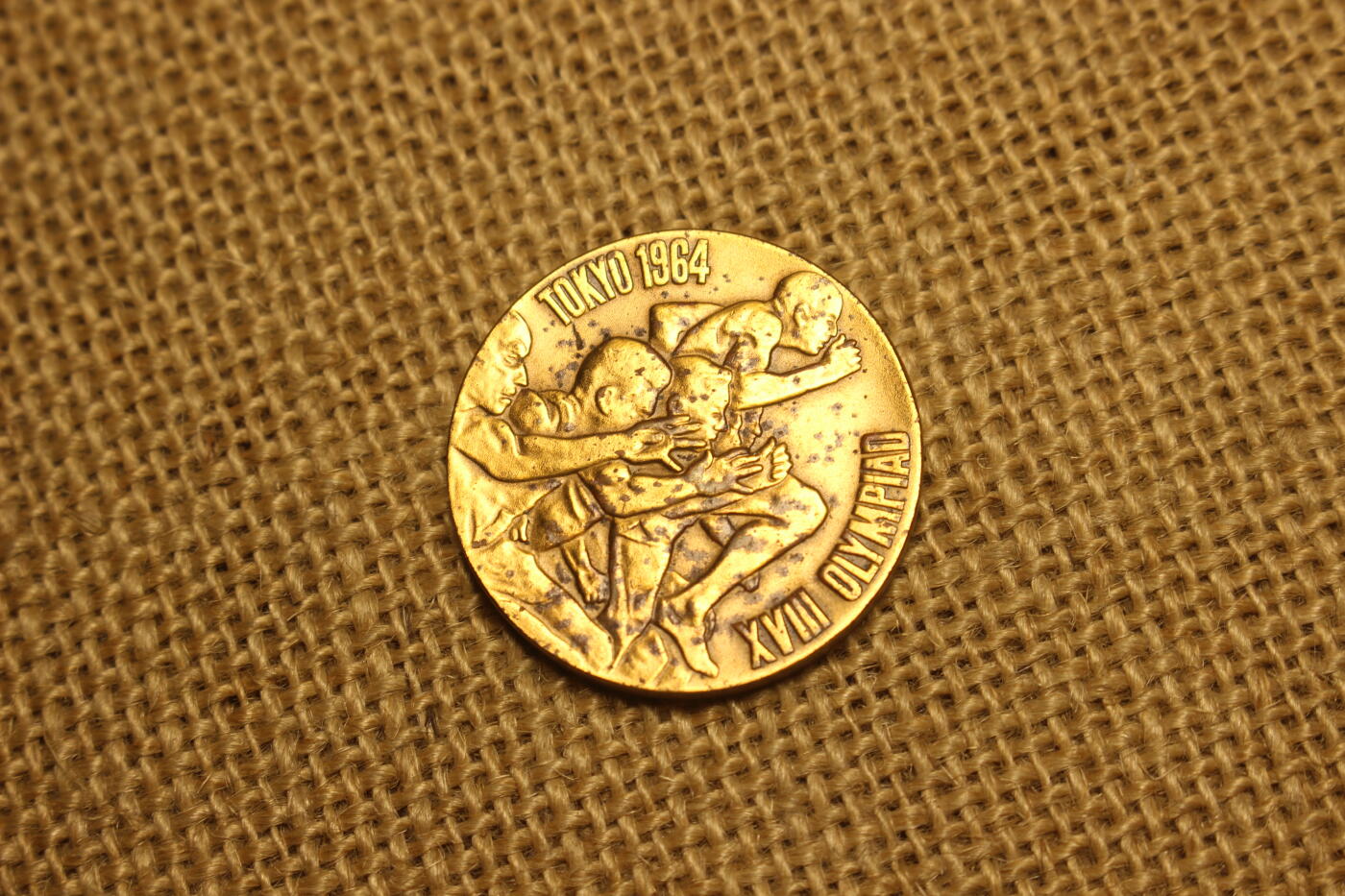 1964年东京奥运会纪念章，铜质镀金，造币局制，年代久远镀层略有剥落