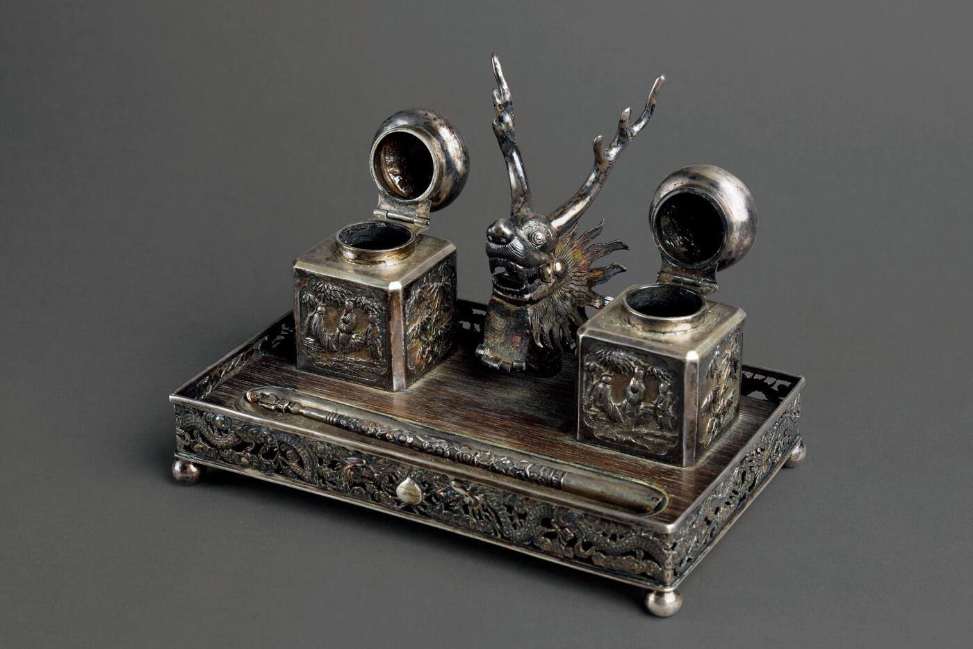 华艺国际2025年秋季拍卖会 钱币专场 民国时期银质龙头墨水台一套