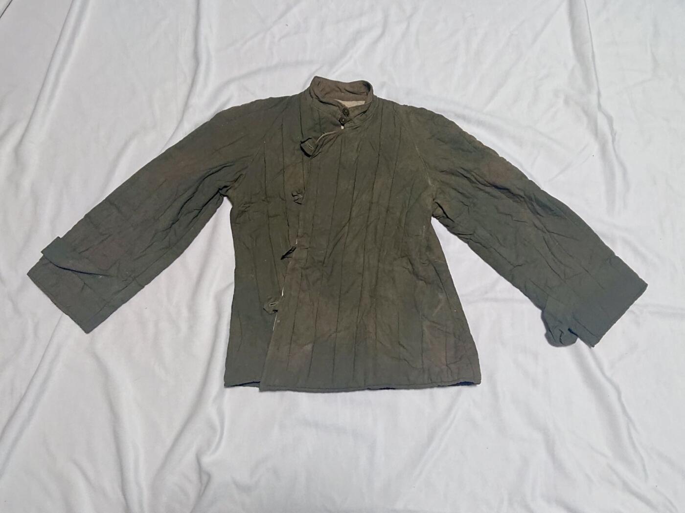 【第叁場】近代勋奖章徽章服饰杂项专场 鸭绿江畔 保家卫国—人民军立领冬服 华东军需部制，后为文工团收录，肩宽约43cm 袖长约52cm 胸围约92cm 裤长约97cm