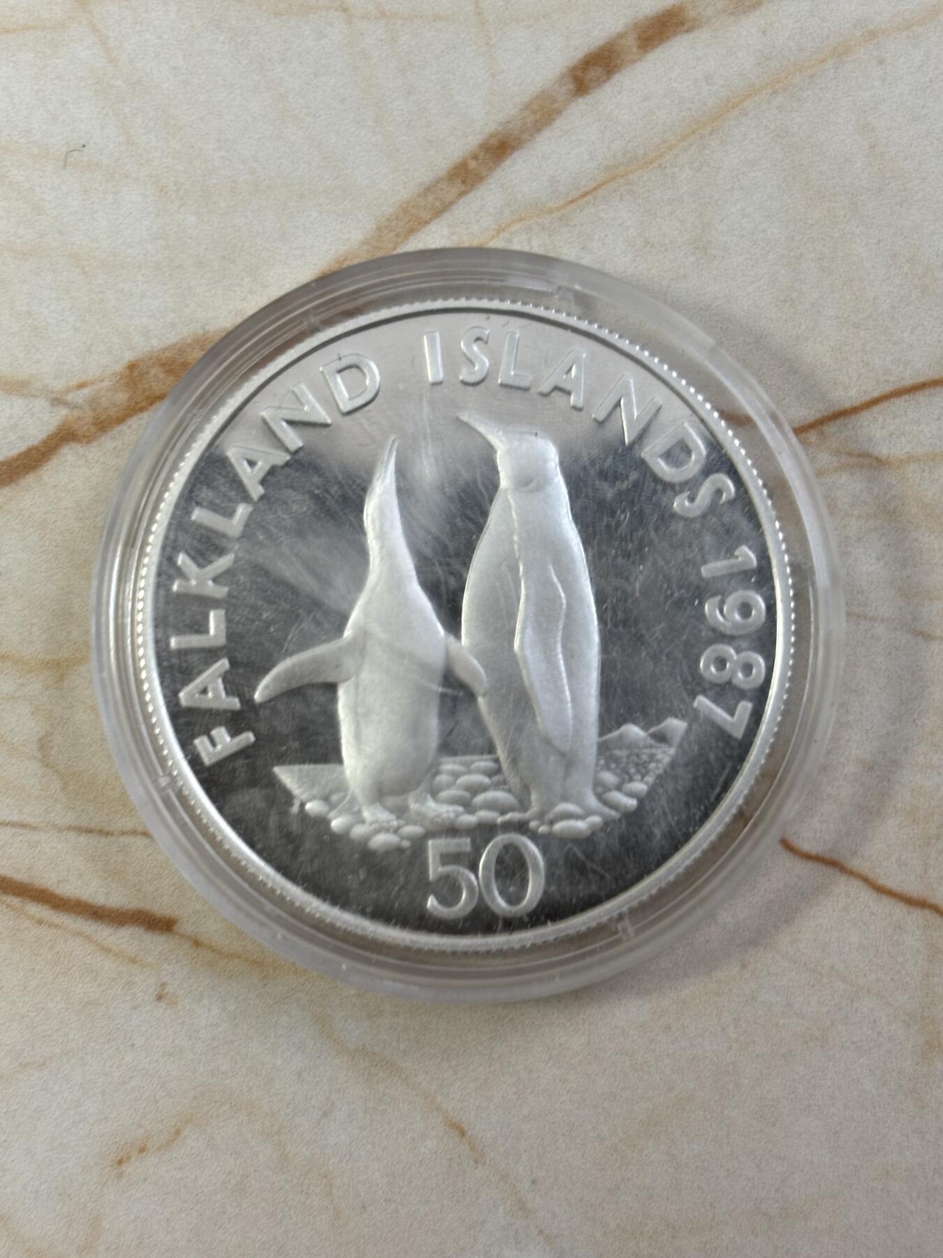 第185期拍卖 福克兰1987年野生动物基金会系列企鹅精制纪念银币，925银，28.28克，发行25000枚，塑料盒有破【银价378】