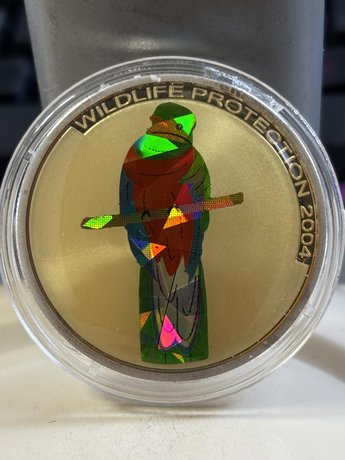 第185期拍卖 刚果2004年非洲珍稀鸟类格查尔鸟棱镜幻彩纪念银币，925银，25克，发行5000枚