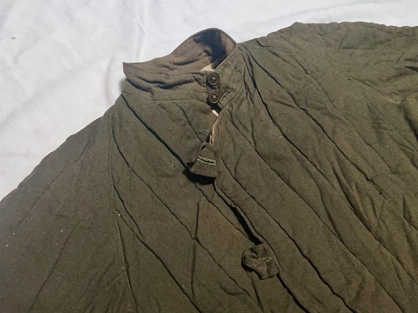 【第叁場】近代勋奖章徽章服饰杂项专场 鸭绿江畔 保家卫国—人民军立领冬服 华东军需部制，后为文工团收录，肩宽约43cm 袖长约52cm 胸围约92cm 裤长约97cm