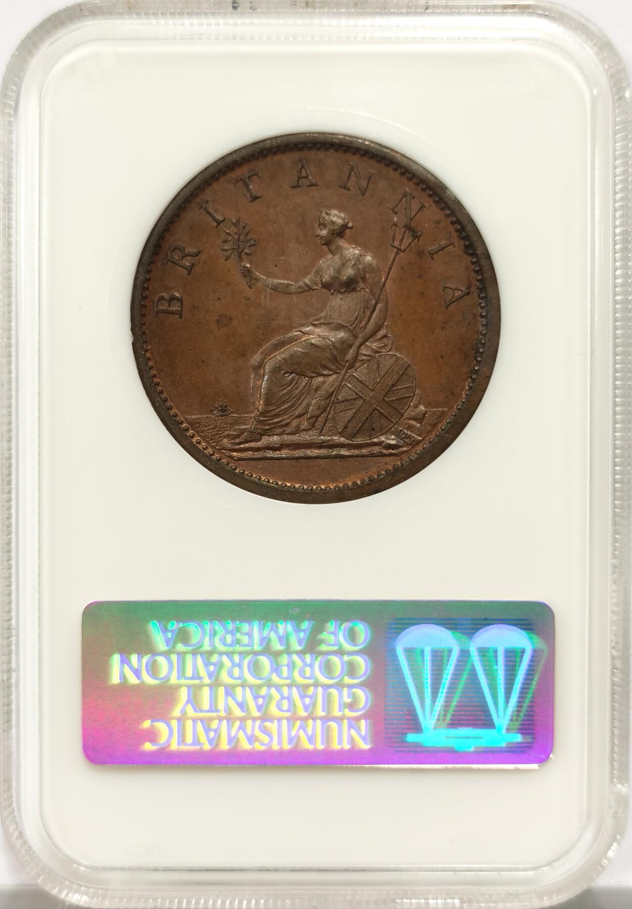 博洋堂世界钱币拍卖第151期（全场包邮） NGC MS65BN 超级高分1806英国乔三1便士大铜，SOHO铸造的经典款，ktichler雕模，采用新模具垫圈铸造，温润厚重的巧克力色光泽，代表了铜币最理想的保存状态。GEM状态的更是极为难得。此枚底板几近无暇，状态堪称此品种过手最佳状态。最早期的NGC的面包小绿盒含金量相当高，砸盒重评有机会冲击66分。英系中的大热品种。外拍到手普遍都得4500左右了，盒子有一小磕