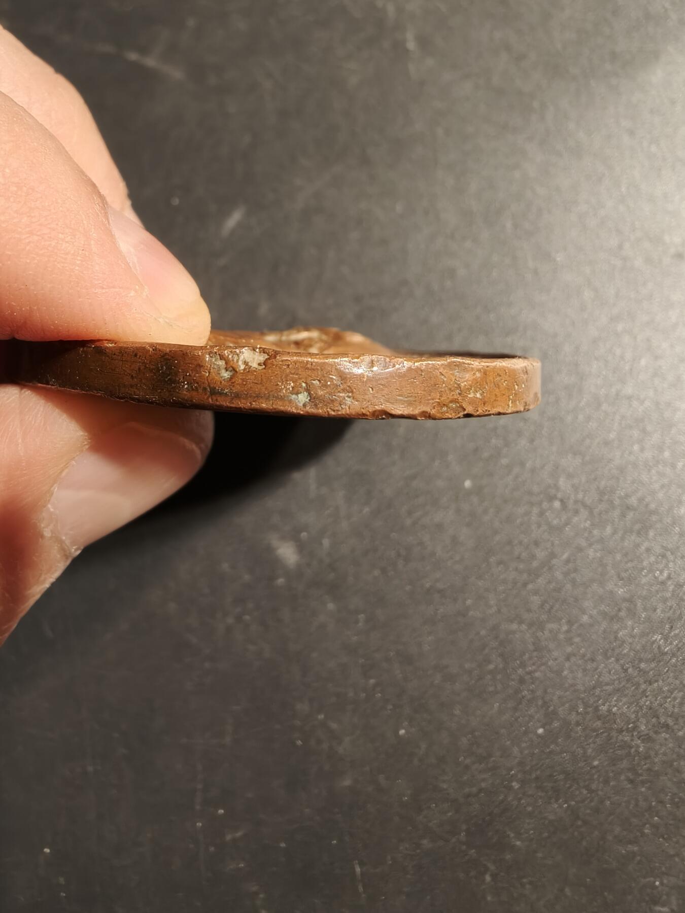 老王徽章第169期 法国1784年海军上将皮埃尔·安德烈·德·苏弗朗·德·圣特罗佩印度洋战胜英军大铜章    背面纪念了苏弗朗在印度洋战役中的关键成就，包括在开普敦抵御英军入侵、攻占亭可马里以及解放古德洛尔等，这些胜利巩固了法国在印度的地位      直径50mm.   重量55.3g 