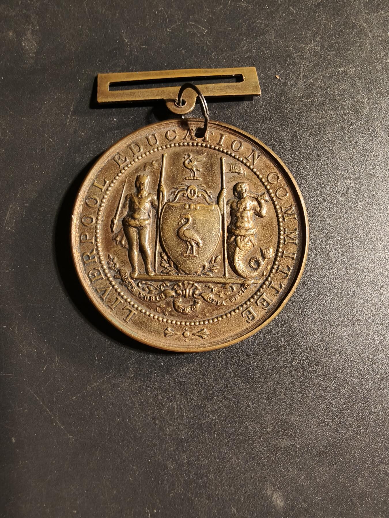 老王徽章第169期 1899年英国公立小学出勤铜奖者     直径44mm.    重量40.9g