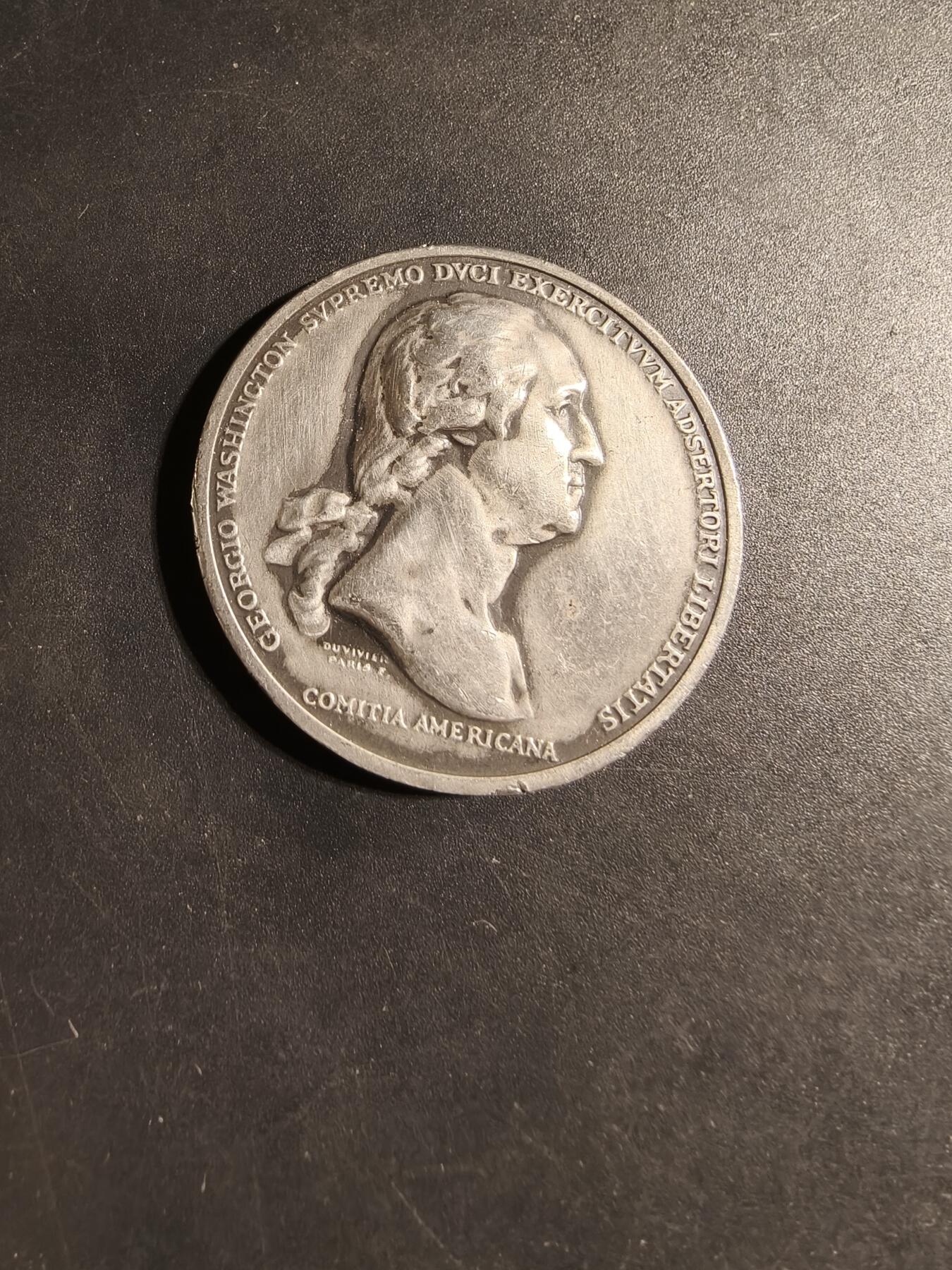 老王徽章第169期 美国“华盛顿在波士顿之前”纪念章      直径37mm.    重量21.3g     它是大陆会议授权制作的第一枚国会纪念章，用于表彰乔治·华盛顿将军在波士顿围城战役中取得的胜利 