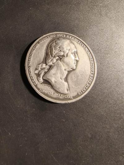 老王徽章第169期 - 美国“华盛顿在波士顿之前”纪念章      直径37mm.    重量21.3g     它是大陆会议授权制作的第一枚国会纪念章，用于表彰乔治·华盛顿将军在波士顿围城战役中取得的胜利 