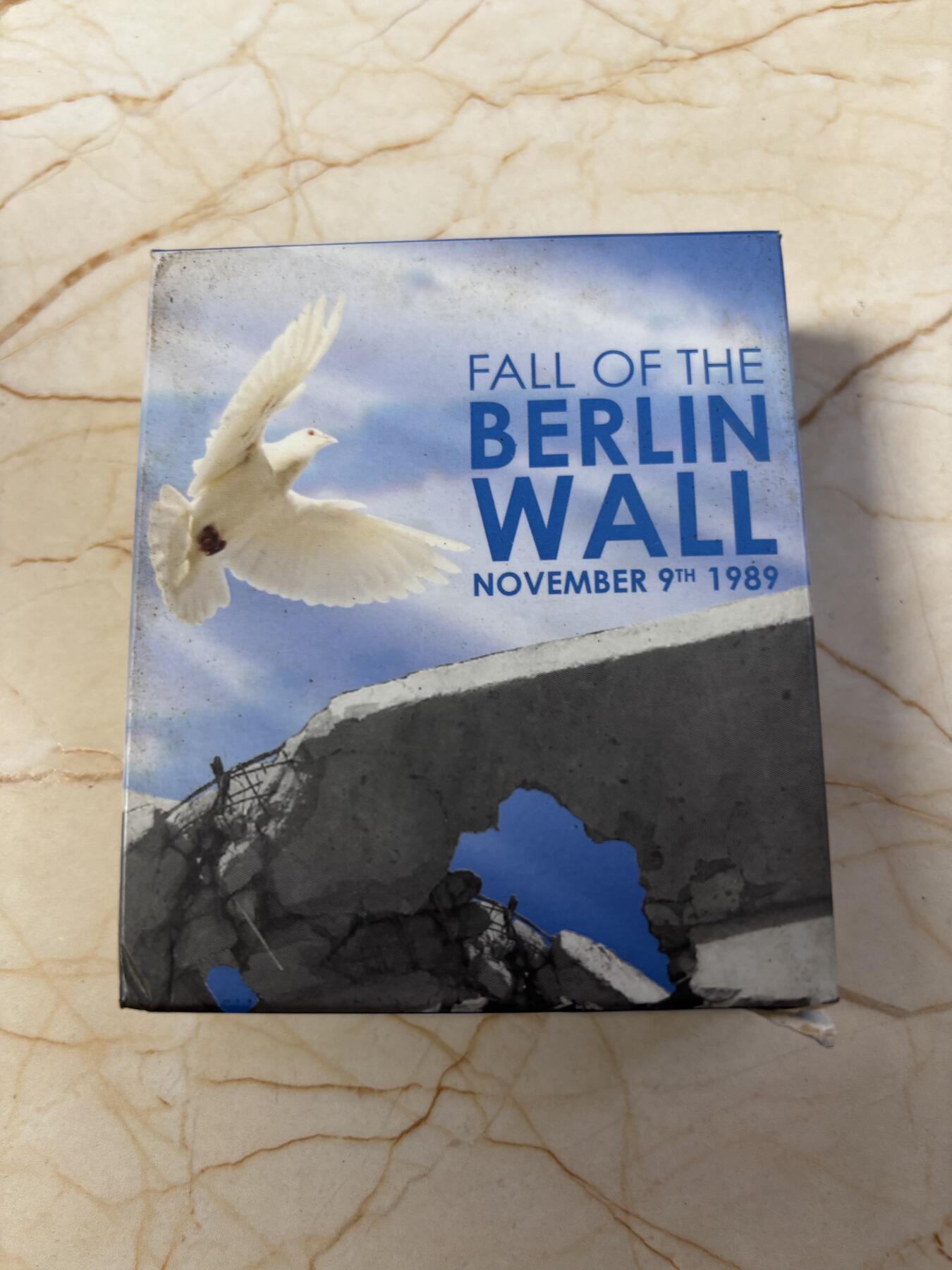 第185期拍卖 图瓦卢2009年柏林墙倒塌20周年彩色精制银币,999银，1盎司，