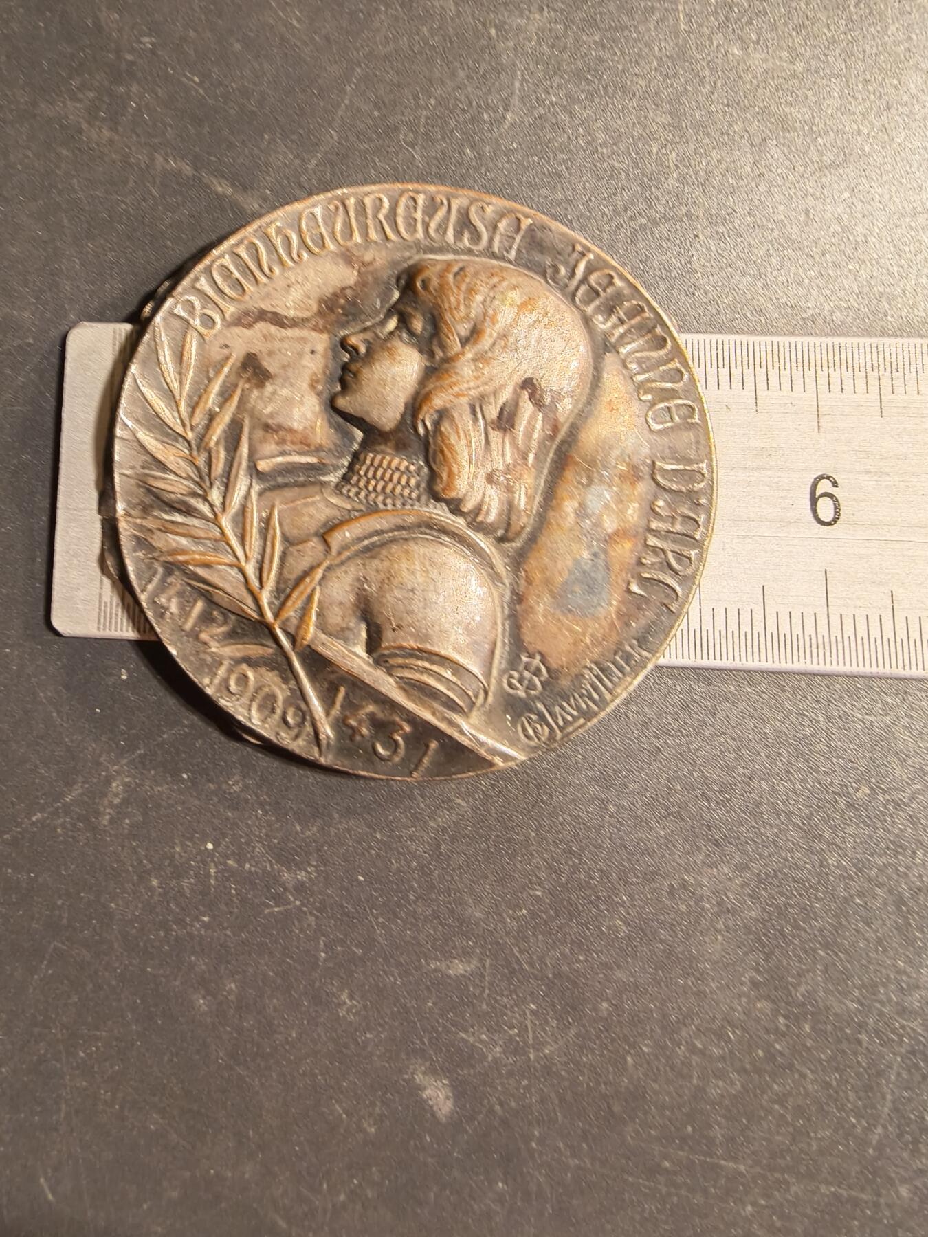 老王徽章第169期 法国圣女贞德单面镀银铜章     直径52mm.    重量6.1g