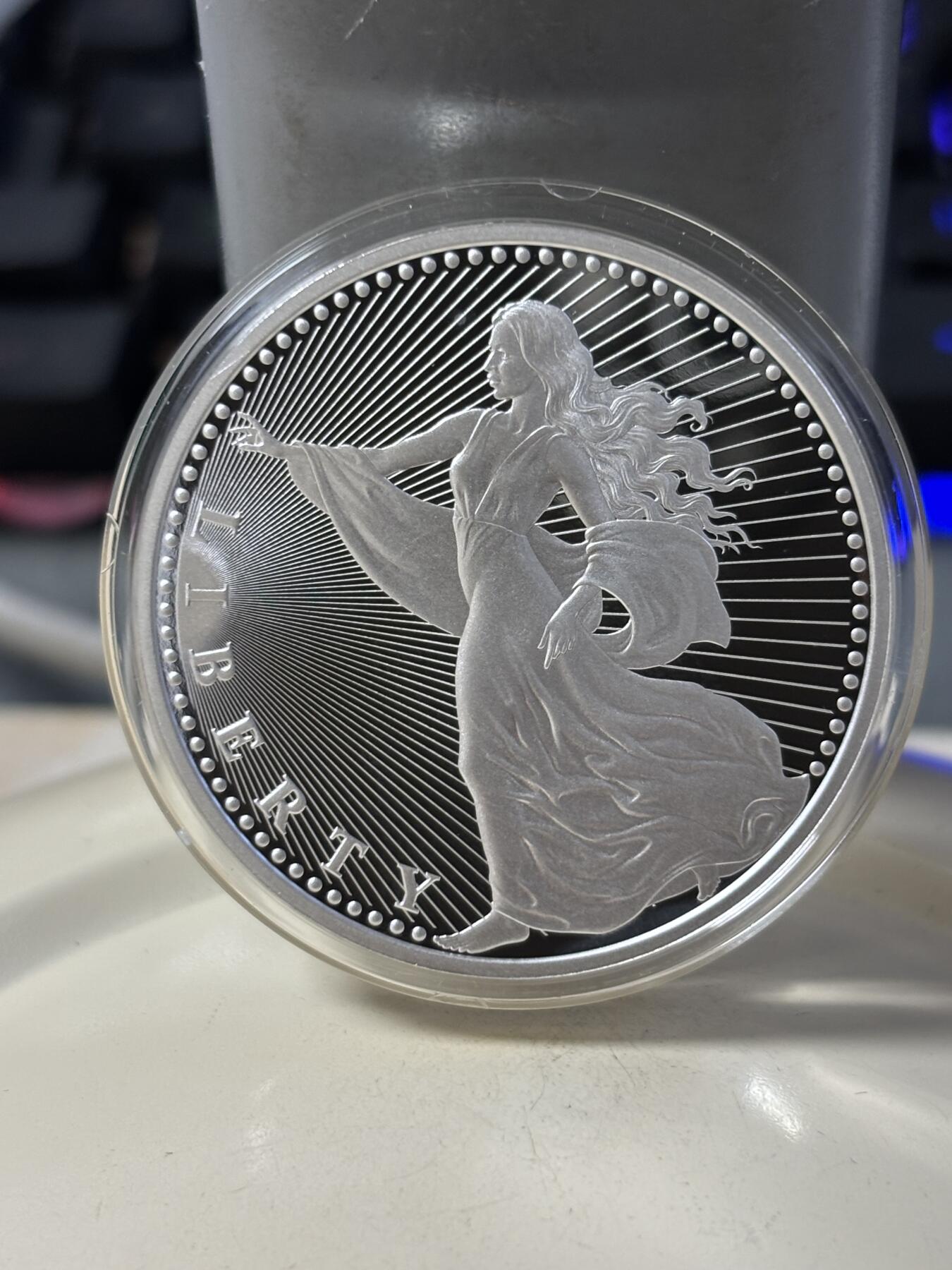 第185期拍卖 美国2022年加密货币女神神兽1盎司精制纪念银币，999银，发行1000枚