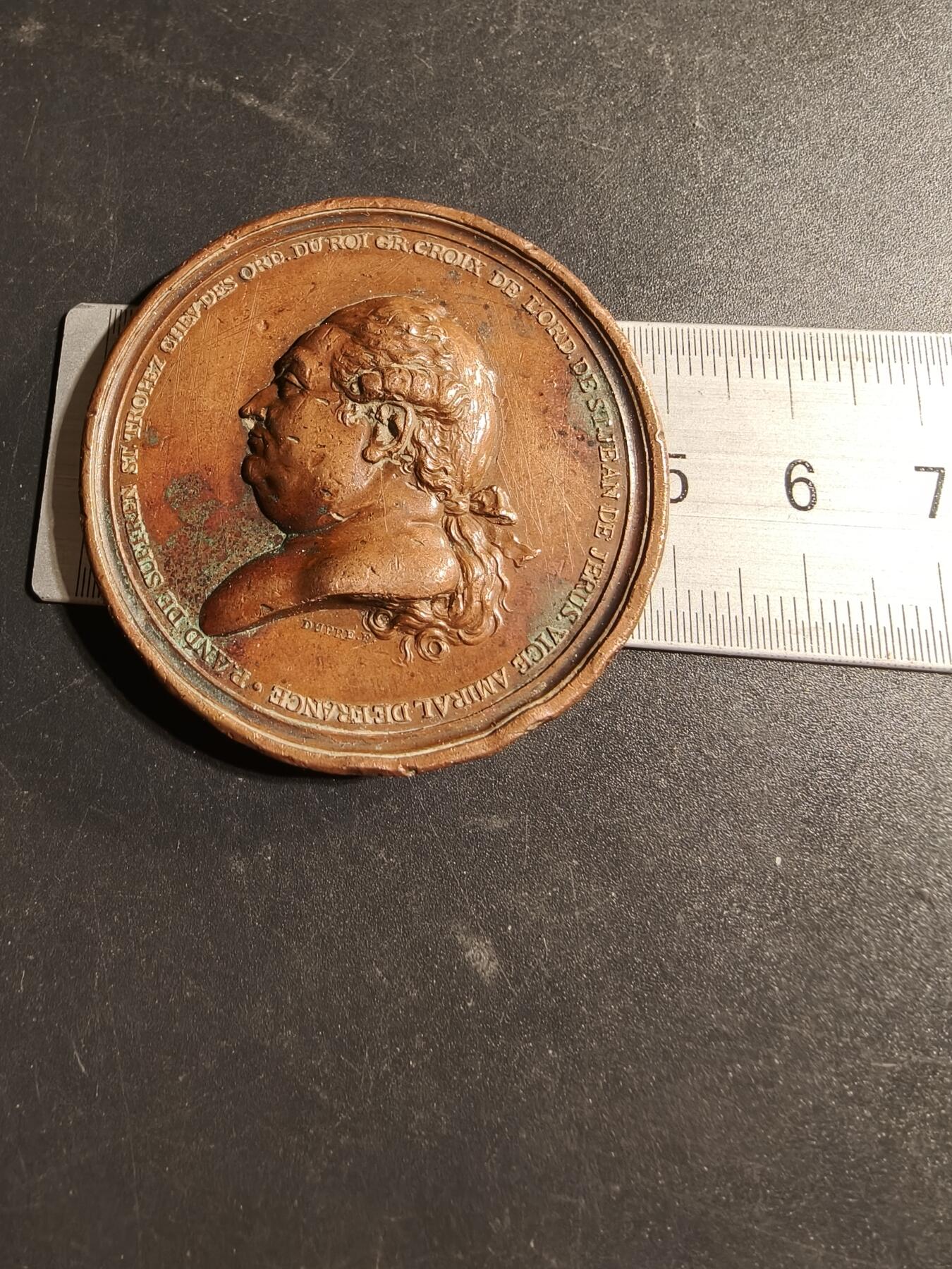 老王徽章第169期 法国1784年海军上将皮埃尔·安德烈·德·苏弗朗·德·圣特罗佩印度洋战胜英军大铜章    背面纪念了苏弗朗在印度洋战役中的关键成就，包括在开普敦抵御英军入侵、攻占亭可马里以及解放古德洛尔等，这些胜利巩固了法国在印度的地位      直径50mm.   重量55.3g 