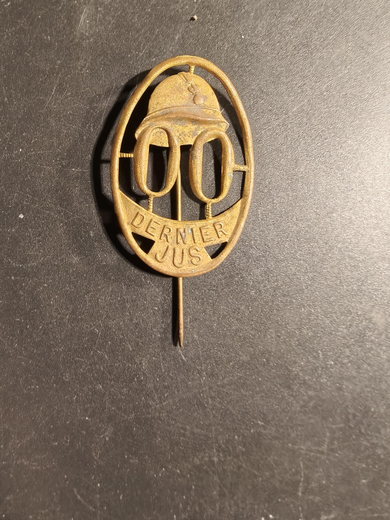 老王徽章第169期 法国步兵亚德里安头盔针插