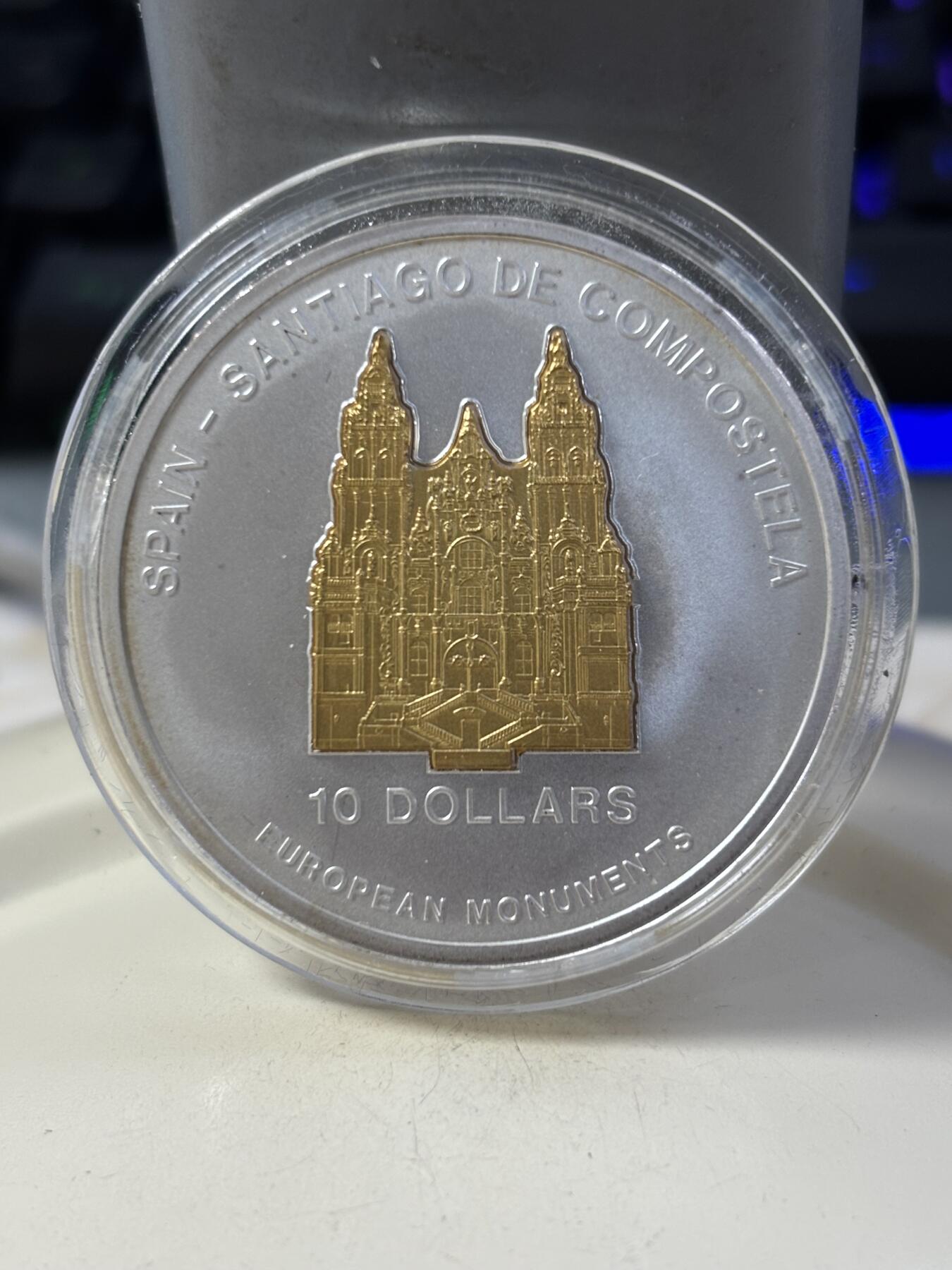 第185期拍卖 瑙鲁2006年 欧洲地标-西班牙圣地亚哥主教座堂立体部分镀金精制银币， 1盎司，999银 发行量：2000枚