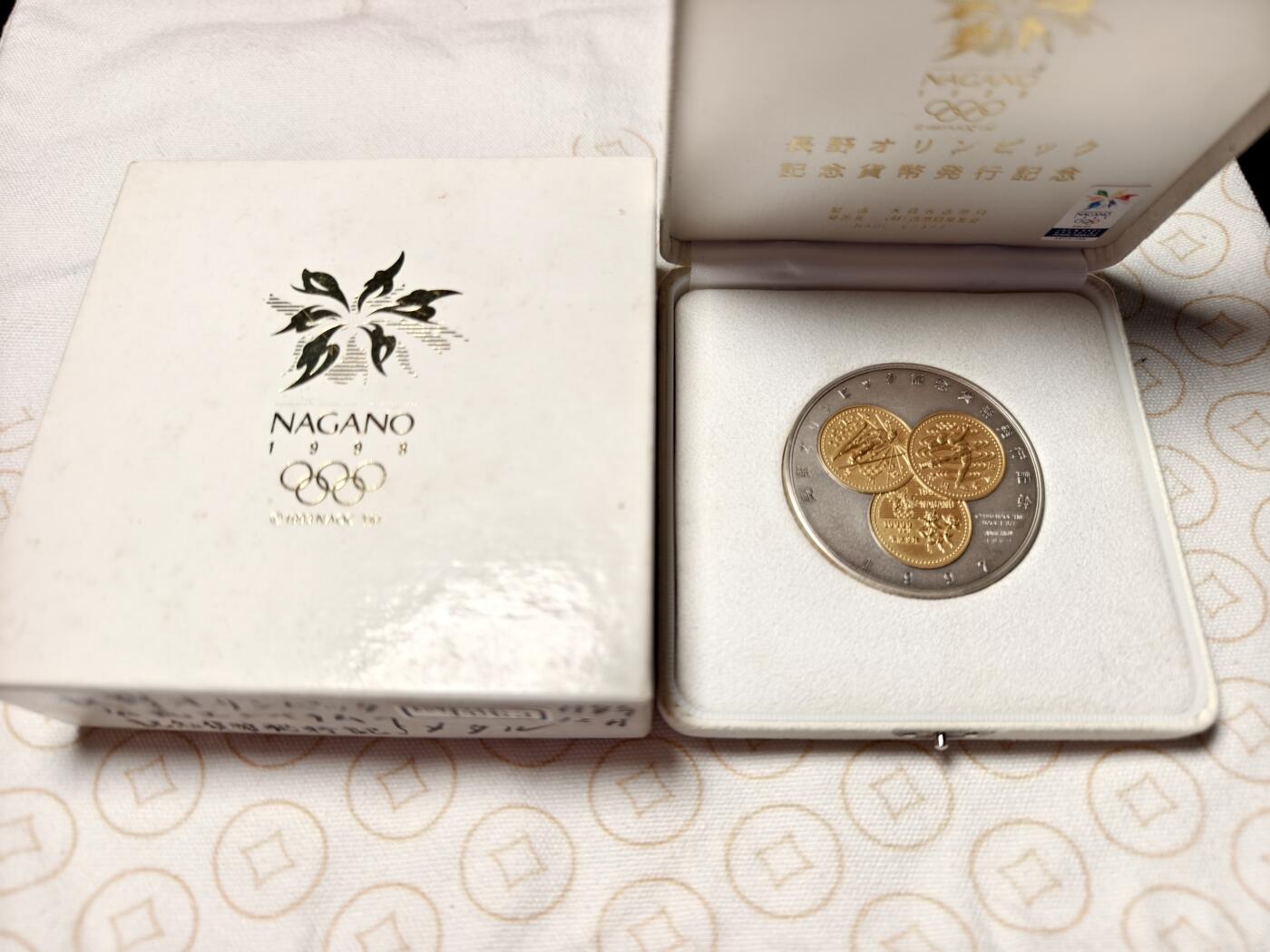 抚柳草堂-首期章牌钱币 限时免佣 满百包邮 放漏专场 1998年长野冬奥会纪念币二次发行大银章 120g纯银材质局部镀金 原盒带证 品相完美