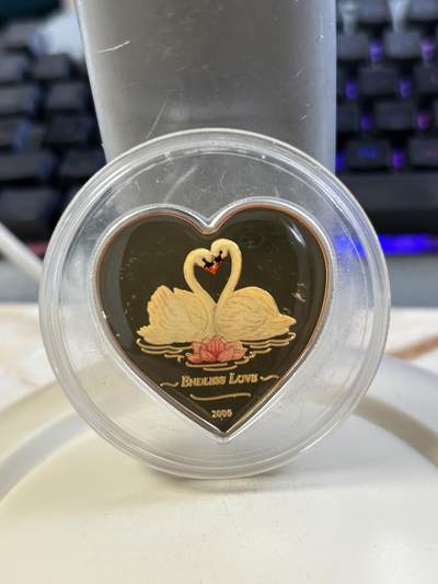 第185期拍卖 - 利比里亚2006年白天鹅爱情桃心形彩色纪念银币，925银，25克，发行2500枚