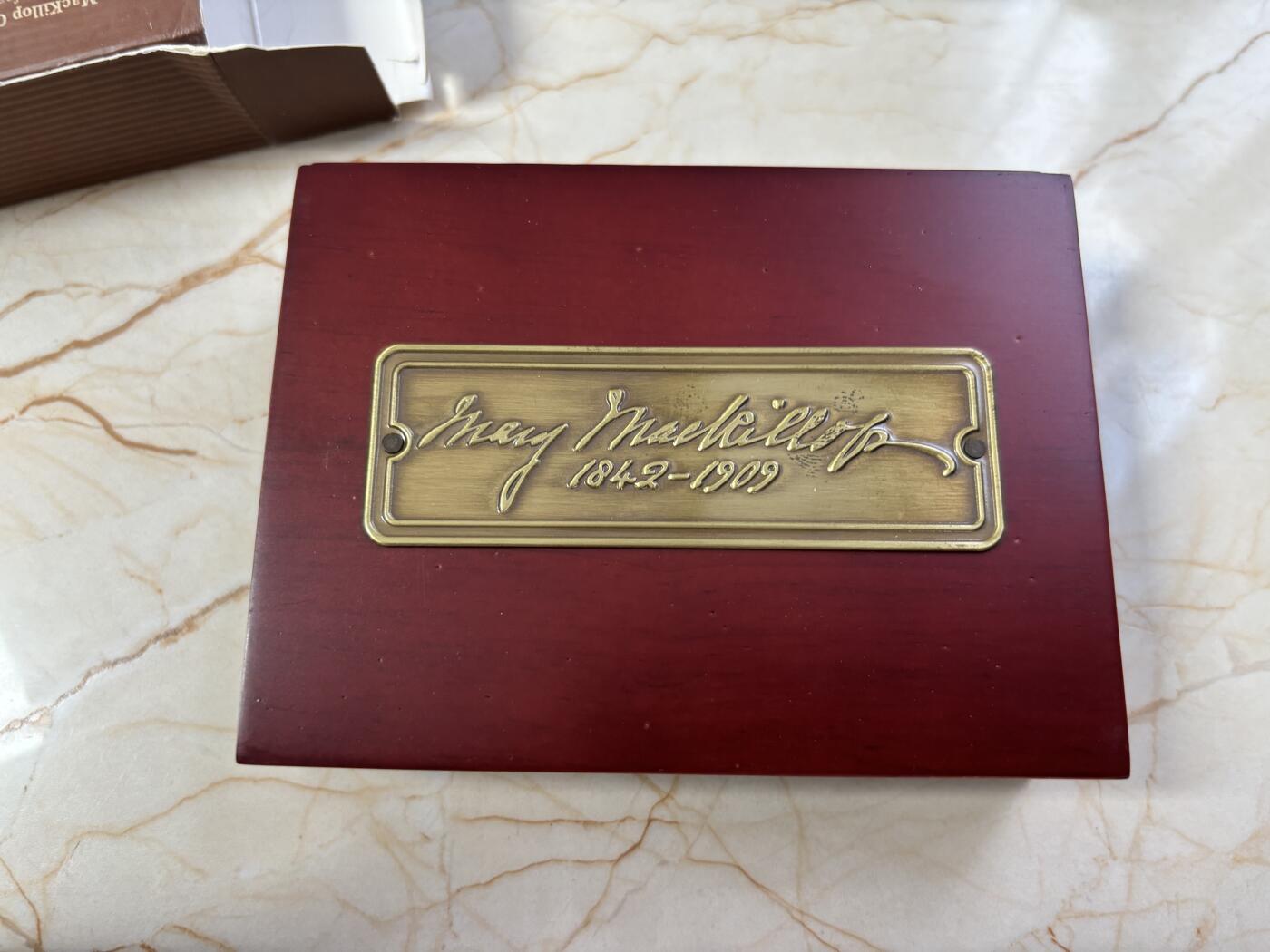 第185期拍卖 澳大利亚2010年邮票百年系列玛丽矩形彩色银币，1/2盎司，999银，发行8000枚，有氧化点