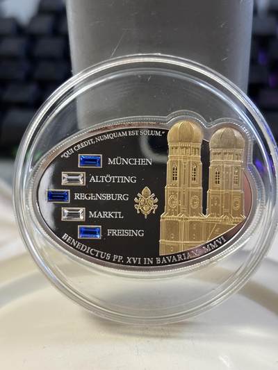 第185期拍卖 - 库克2012年圣保罗镶水晶镀金纪念银币，999银镀金，25克，有氧化