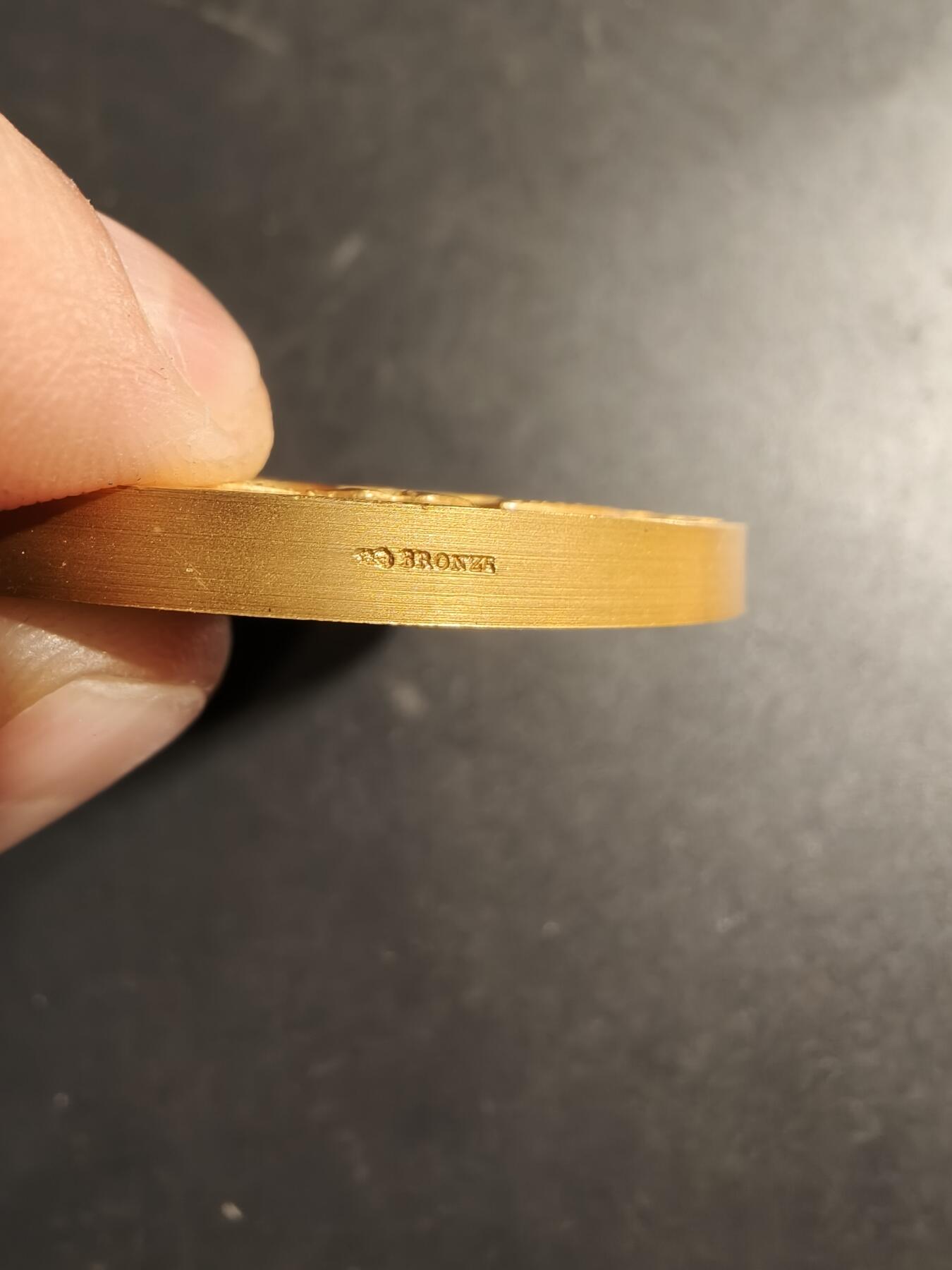 老王徽章第169期 法国东南部阿尔卑斯滨海省卢普河市镀金大铜章     直径58mm.    重量110g