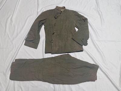 【第叁場】近代勋奖章徽章服饰杂项专场 - 鸭绿江畔 保家卫国—人民军立领冬服 华东军需部制，后为文工团收录，肩宽约43cm 袖长约52cm 胸围约92cm 裤长约97cm
