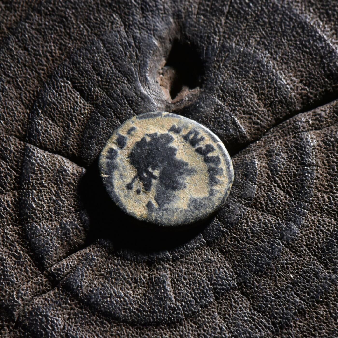 【良泉】【元旦直播场】1月1日晚19.30点开拍！208组西方古代钱币、日本朝鲜花钱 【微型】公元425-435年【古罗马】东罗马帝国，狄奥多西二世“胜利女神俘虏蛮族”铜币，1.28克