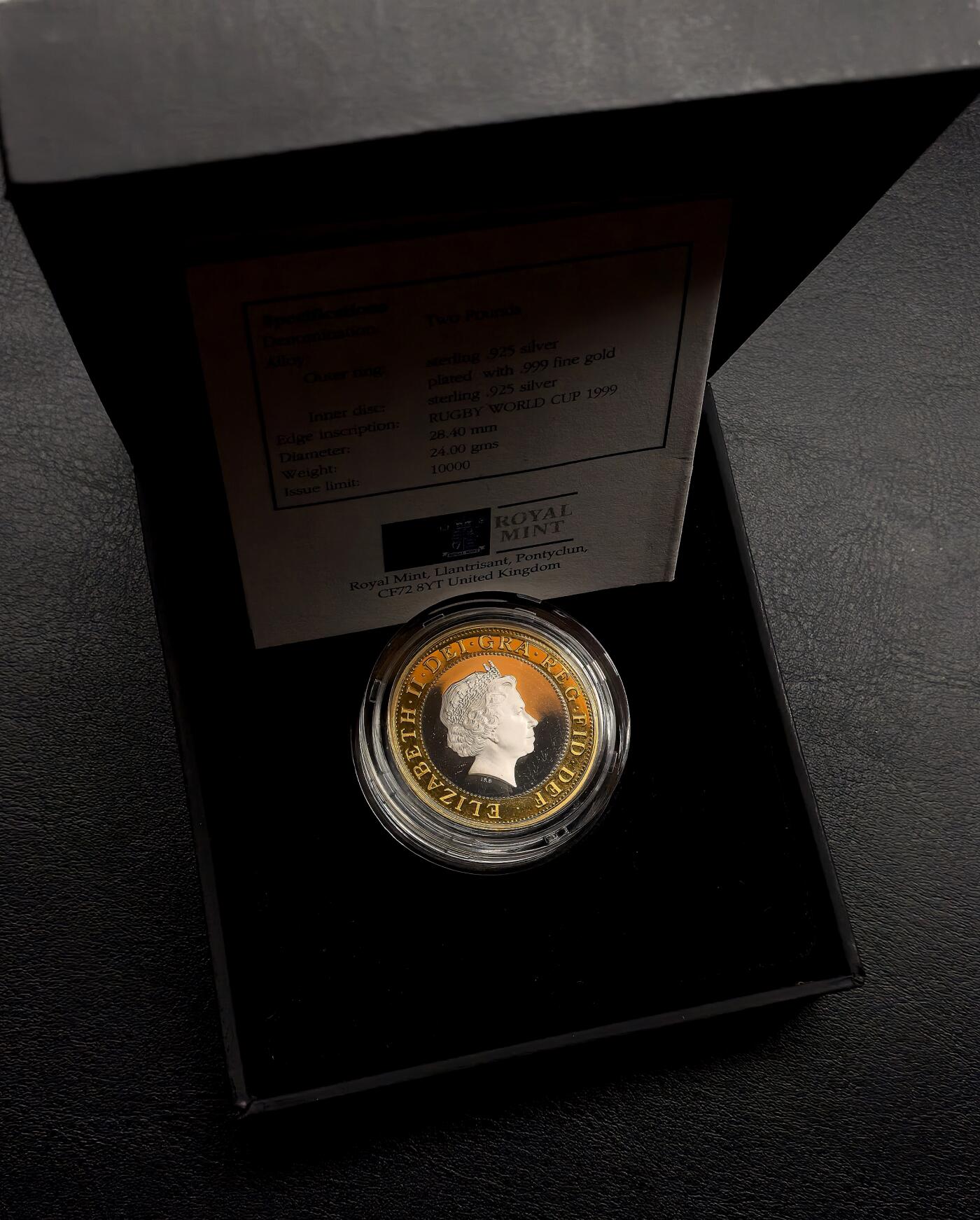 凡希社世界钱币微拍月度大拍（2025/12） 1999英国英式橄榄球环彩镀金2英镑银币，原厂盒证全品。