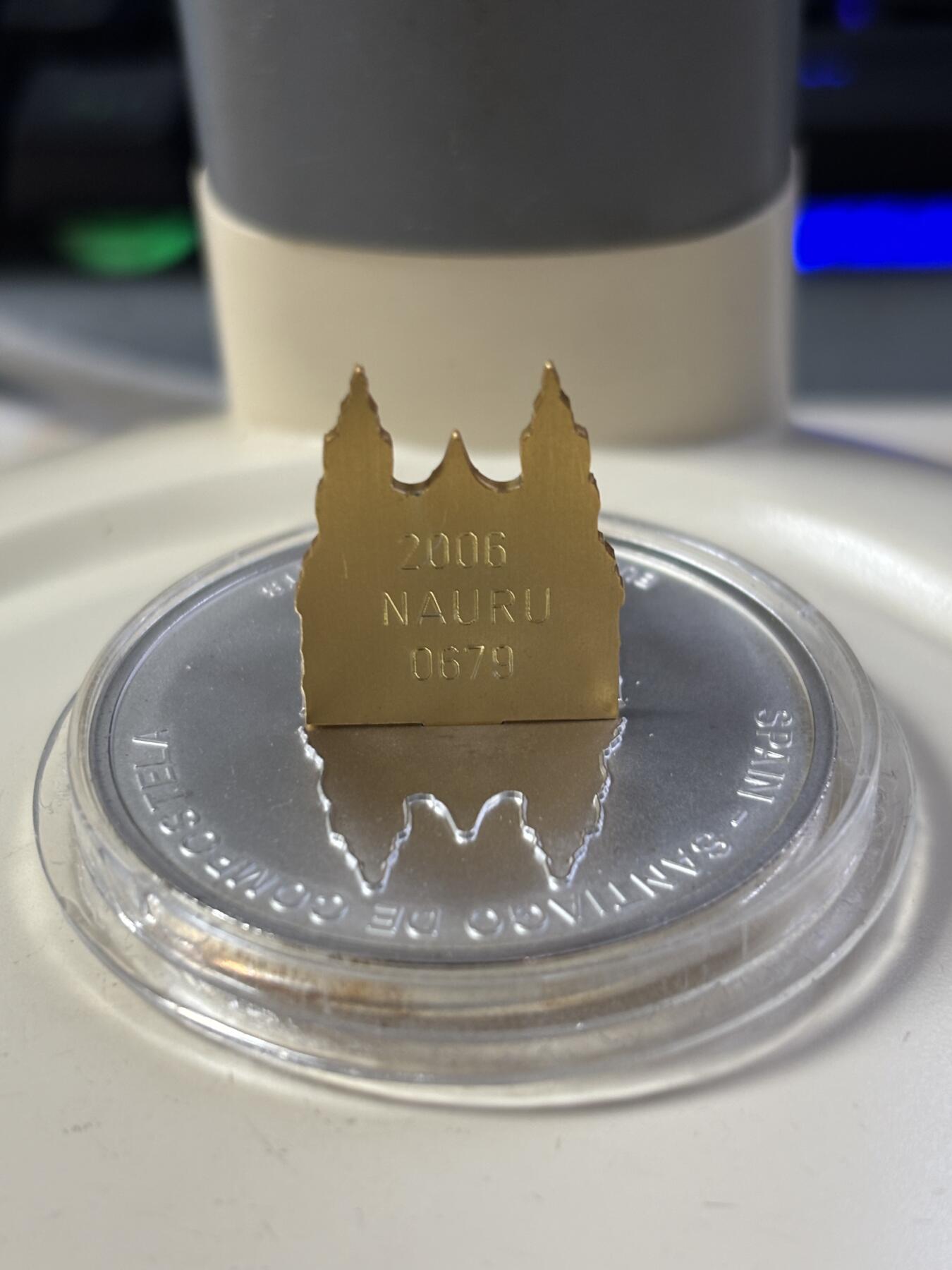 第185期拍卖 瑙鲁2006年 欧洲地标-西班牙圣地亚哥主教座堂立体部分镀金精制银币， 1盎司，999银 发行量：2000枚