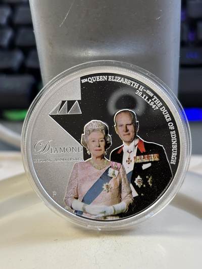 第185期拍卖 - 澳大利亚2007年伊丽莎白二世钻石婚1盎司彩银币，1盎司，塑料 盒有破