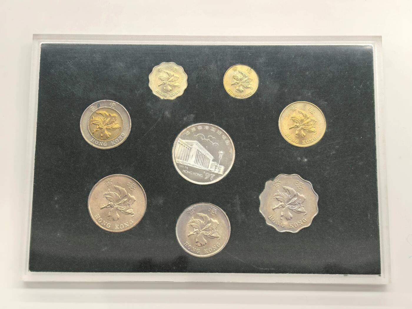 博洋堂世界钱币拍卖第151期（全场包邮） 迎接香港回归祖国纪念银章和硬币一组八枚，全部原光卷拆品相