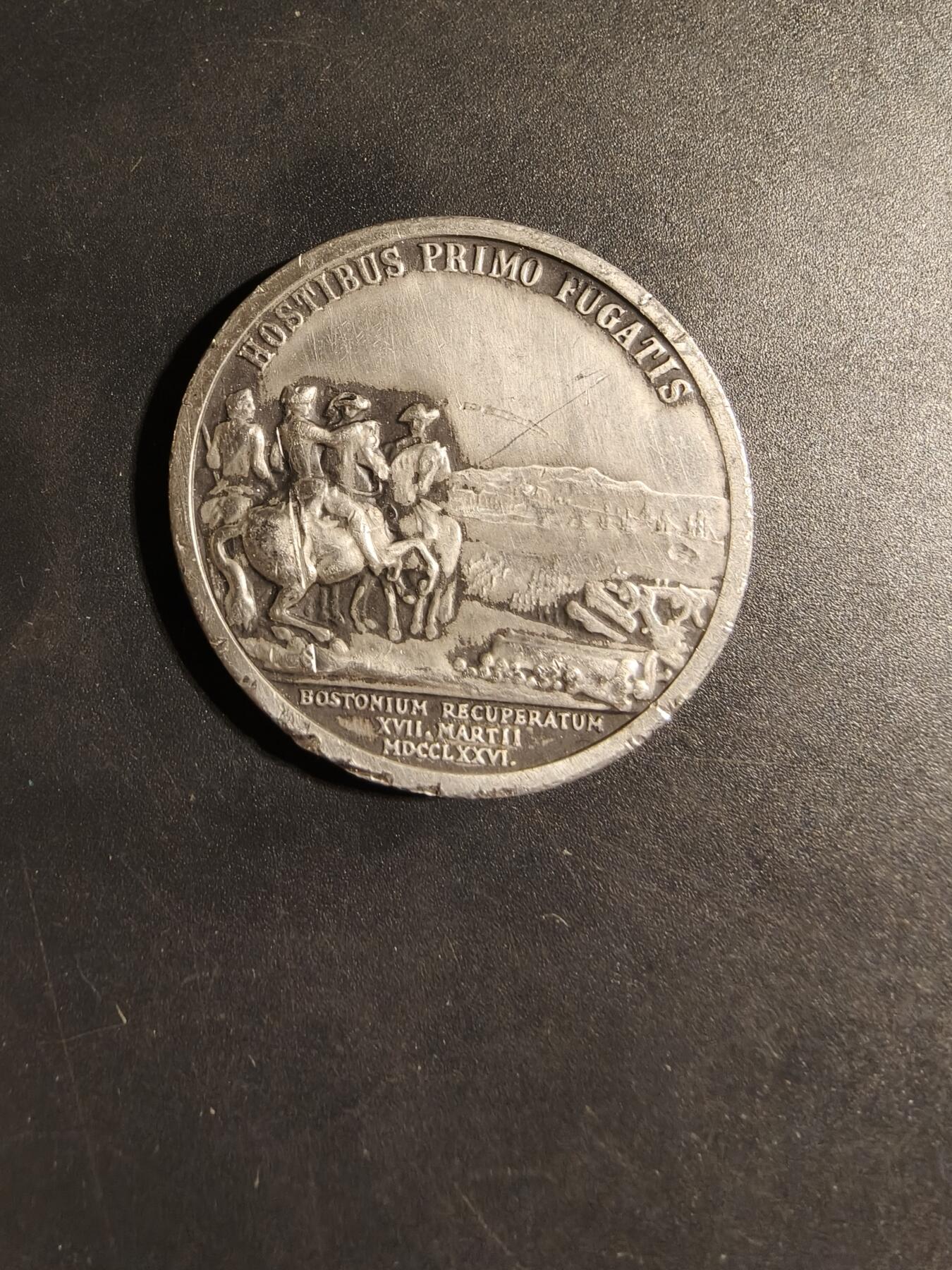 老王徽章第169期 美国“华盛顿在波士顿之前”纪念章      直径37mm.    重量21.3g     它是大陆会议授权制作的第一枚国会纪念章，用于表彰乔治·华盛顿将军在波士顿围城战役中取得的胜利 