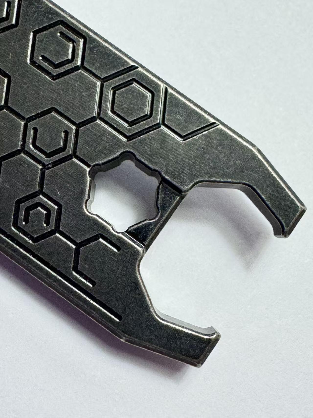 零元拍：D4 ONE EDC 户外随身扁头撬棒拆卸工具钛金属撬棍多功能战术酷棍挂扣83/23/6MM，参考价：245