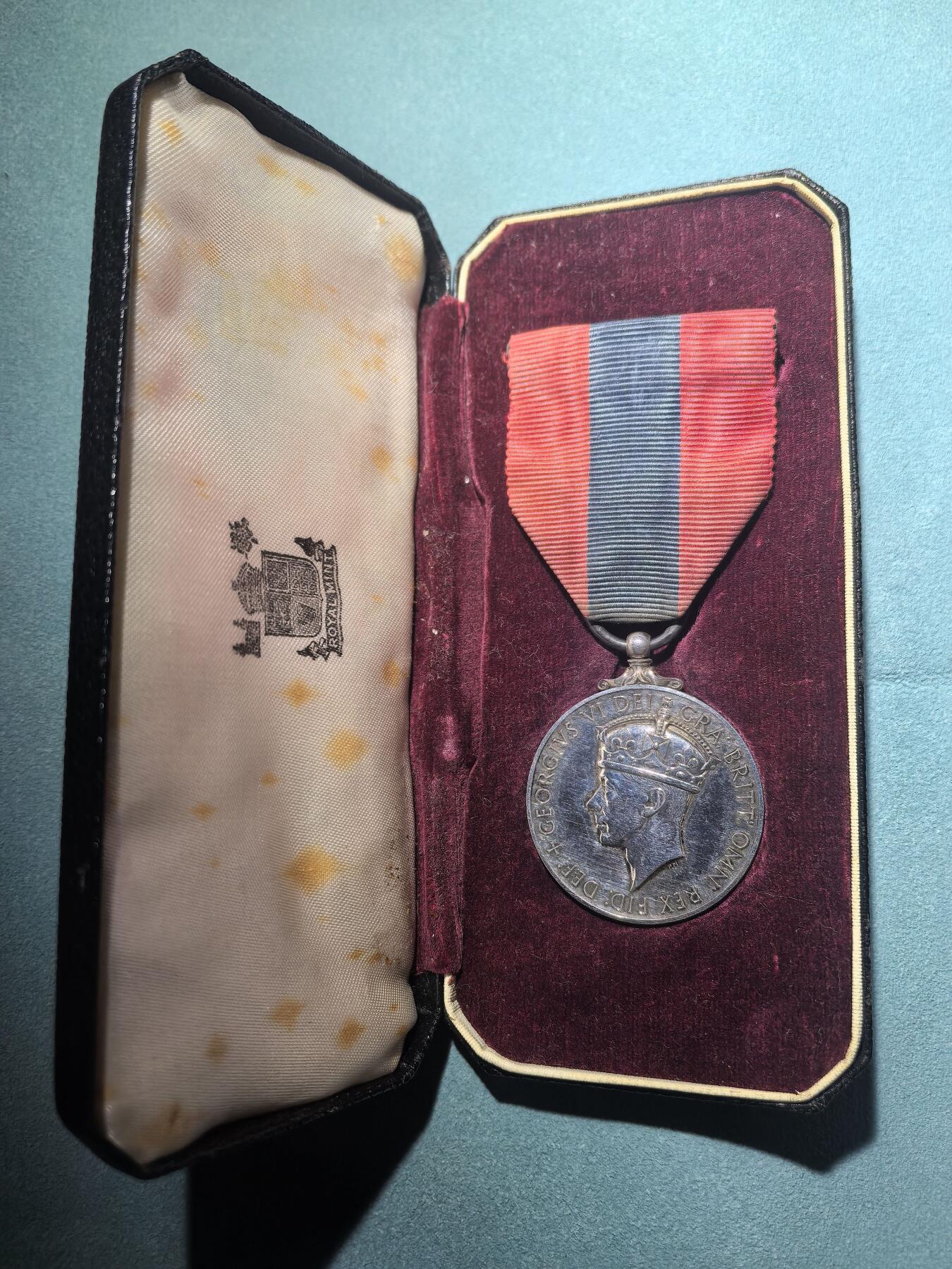 盛世勋华——号角文化勋章邮票专场拍卖第293期 英国帝国服务奖章 伊丽莎白女王版 带原盒 银制 皇家造币局产 带刻名（目前该类奖章有复制品流通于市场，请各位藏友注意） 