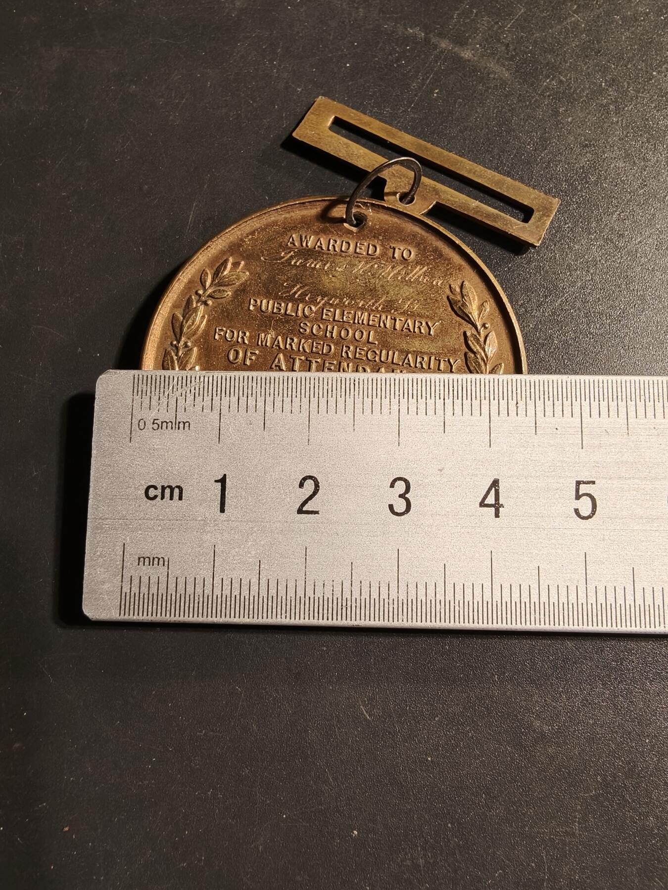 老王徽章第169期 1899年英国公立小学出勤铜奖者     直径44mm.    重量40.9g