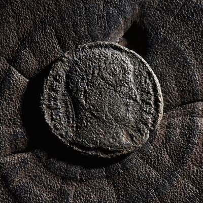 【良泉】【元旦直播场】1月1日晚19.30点开拍！208组西方古代钱币、日本朝鲜花钱 - 公元324-326年【古罗马】君士坦丁大帝“军塔营门”铜币，基齐库斯造币厂打制，2.26克