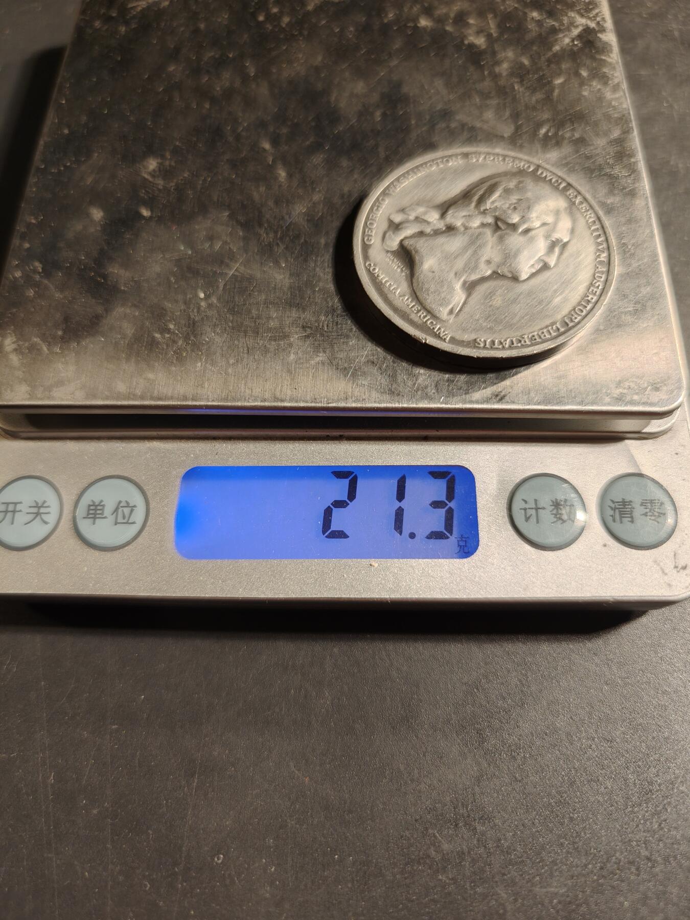 老王徽章第169期 美国“华盛顿在波士顿之前”纪念章      直径37mm.    重量21.3g     它是大陆会议授权制作的第一枚国会纪念章，用于表彰乔治·华盛顿将军在波士顿围城战役中取得的胜利 