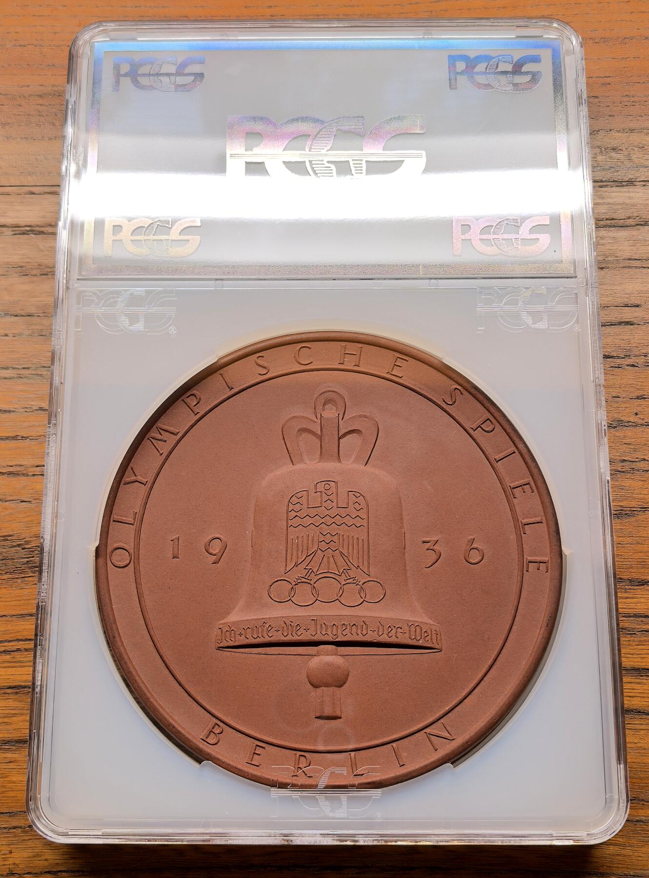 凡希社世界钱币微拍月度大拍（2025/12） 1936德国柏林奥运会大型陶瓷章PCGS-MS66，直径达到惊人的118mm，相当稀有的品种，品相超群的一枚！