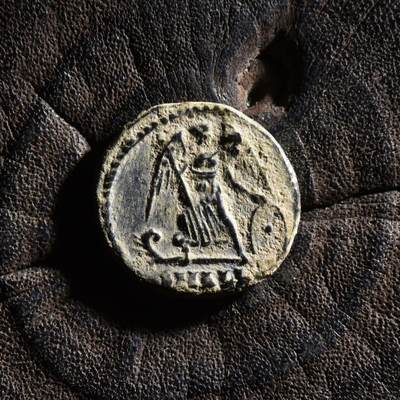 【良泉】【元旦直播场】1月1日晚19.30点开拍！208组西方古代钱币、日本朝鲜花钱 - 【极美品】公元330-340年【古罗马】君士坦丁大帝“胜利女神”铜币，君士坦丁堡迁都纪念，1.9克