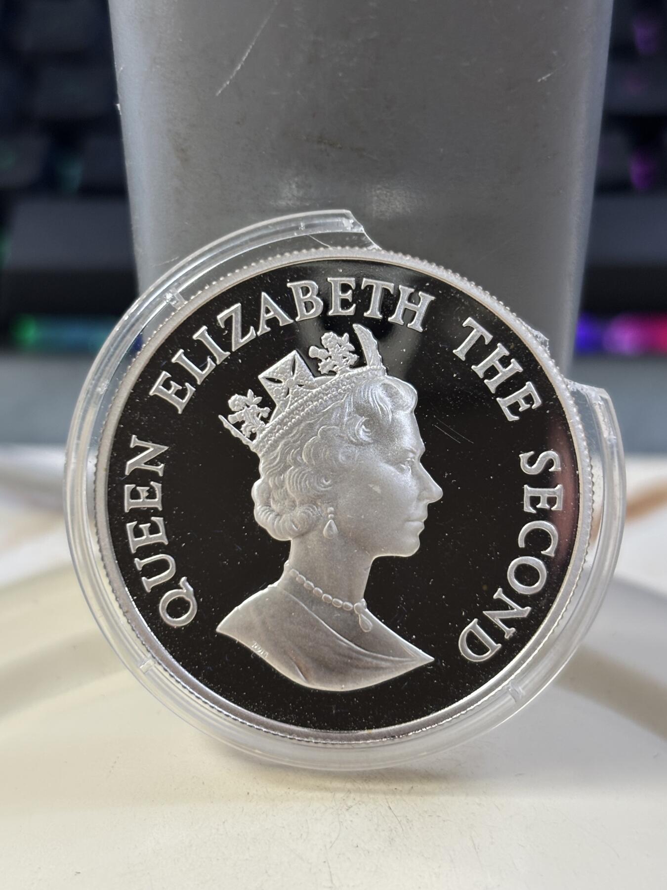 第185期拍卖 福克兰1987年野生动物基金会系列企鹅精制纪念银币，925银，28.28克，发行25000枚，塑料盒有破【银价378】