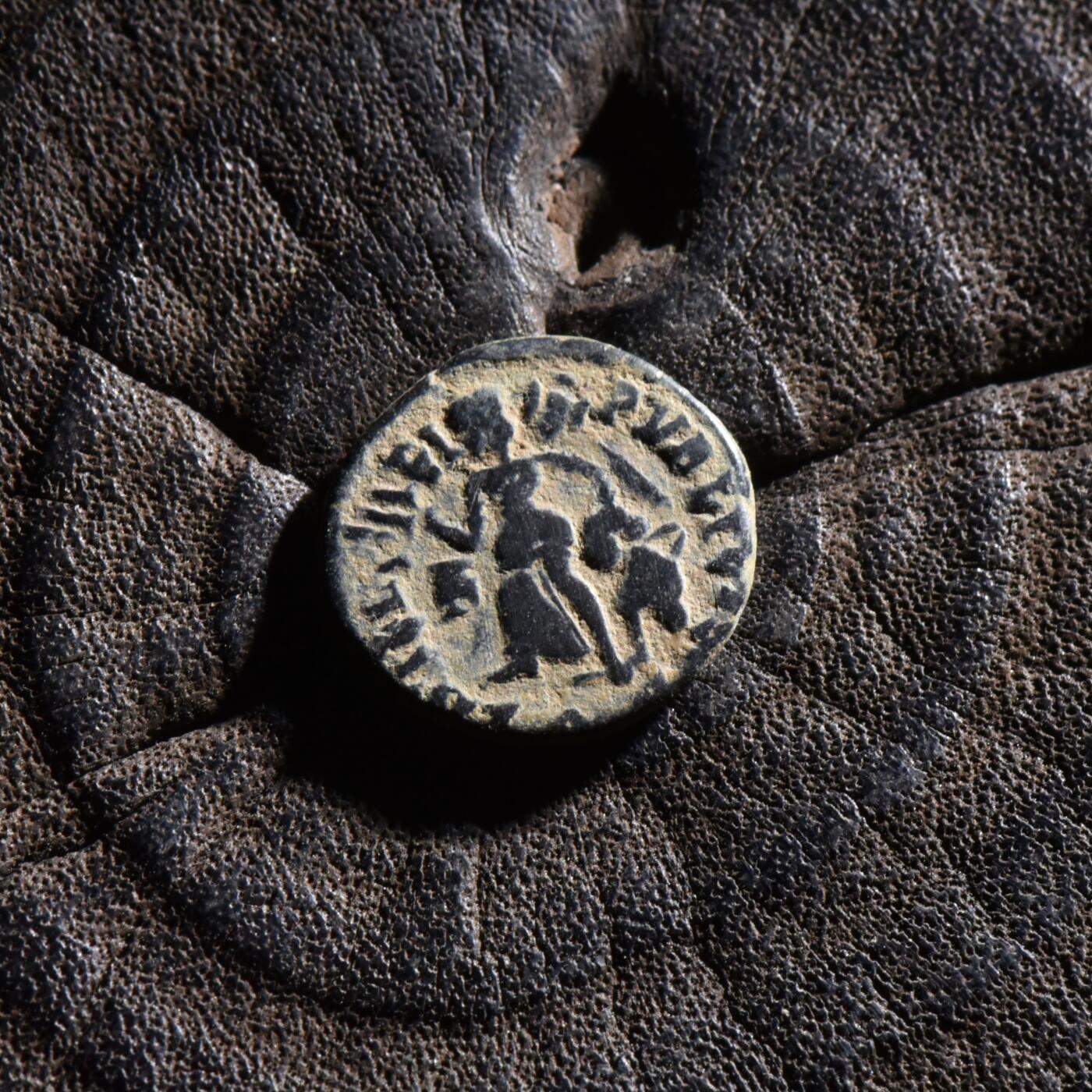 【良泉】【元旦直播场】1月1日晚19.30点开拍！208组西方古代钱币、日本朝鲜花钱 【微型】公元425-435年【古罗马】东罗马帝国，狄奥多西二世“胜利女神俘虏蛮族”铜币，1.28克