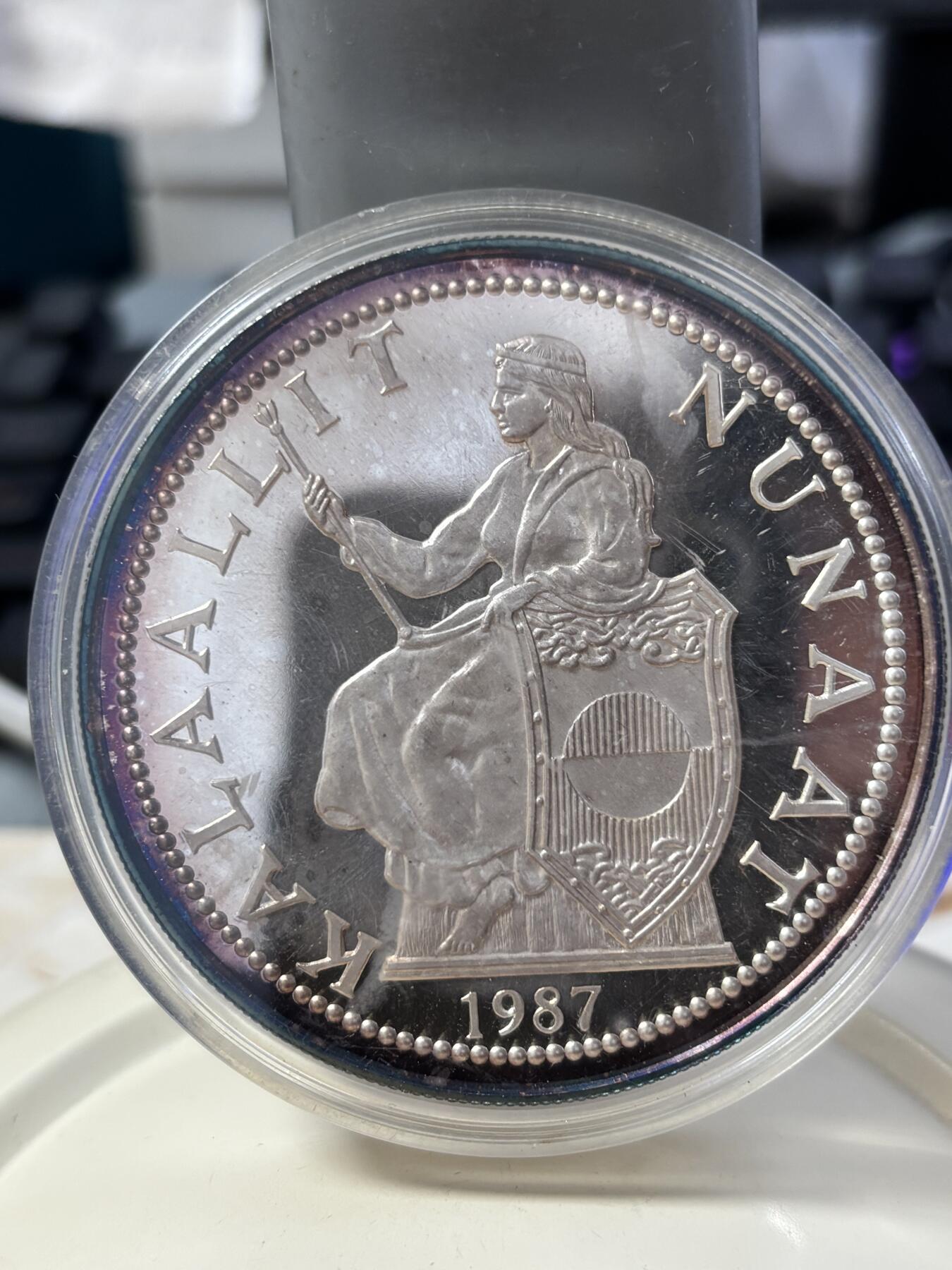 第185期拍卖 珍稀格陵兰1987年北极圈动物北极熊5盎司纪念银币，999银，有氧化