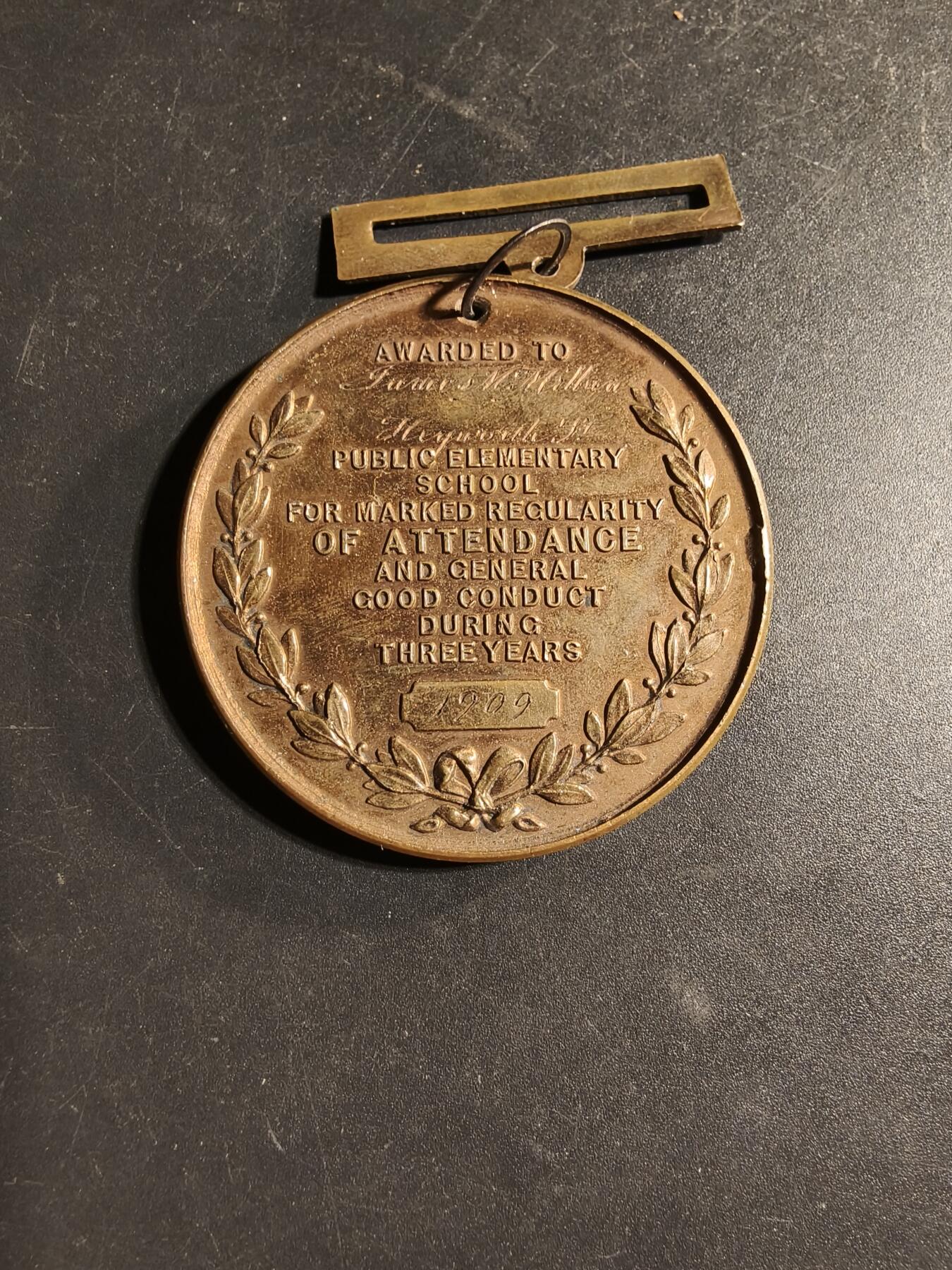 老王徽章第169期 1899年英国公立小学出勤铜奖者     直径44mm.    重量40.9g