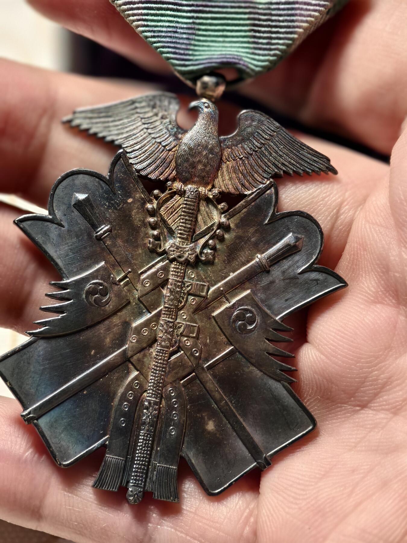 抚柳草堂-首期章牌钱币 限时免佣 满百包邮 放漏专场 七鸟 勋七级金鵄章 银质局部镀金 品相如图